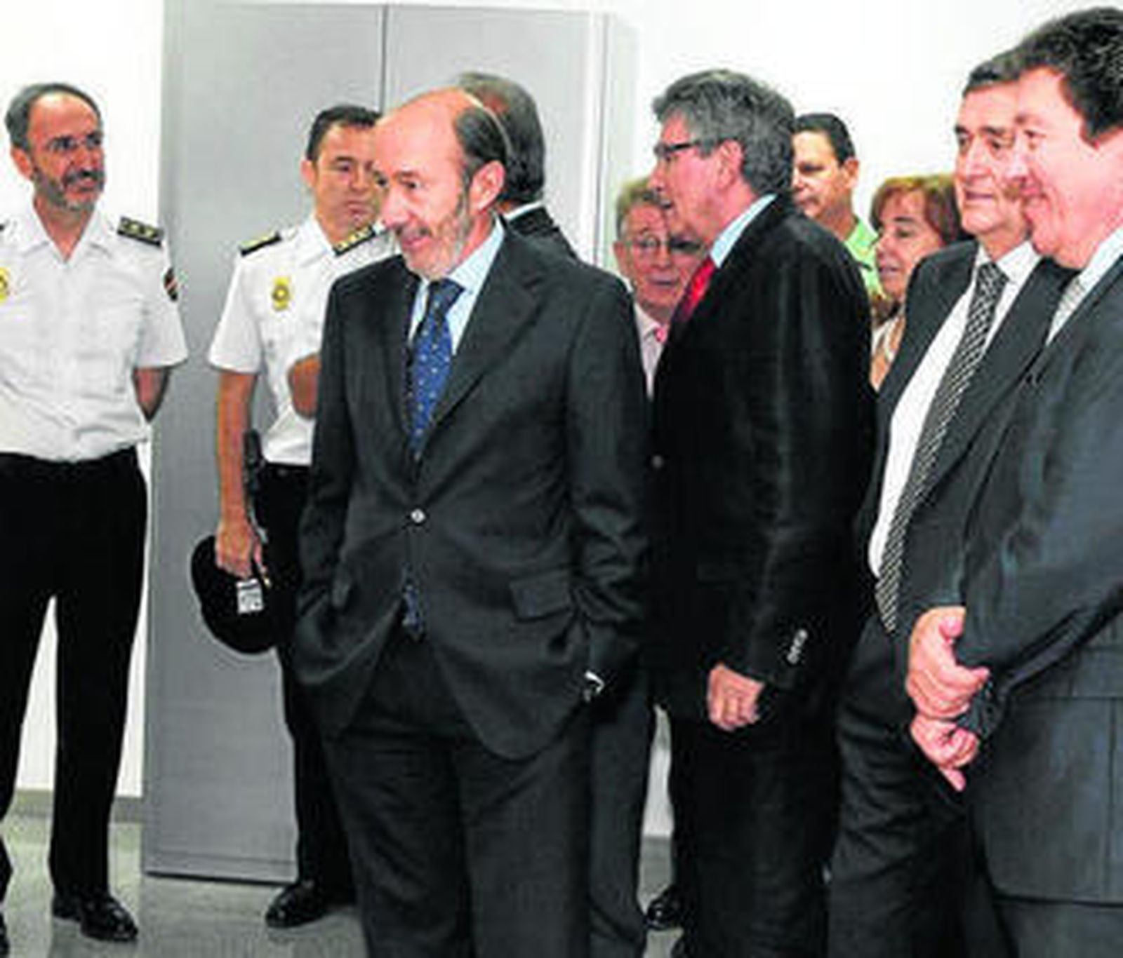El ministro Rubalcaba, durante la inauguración de la nueva comisaría.