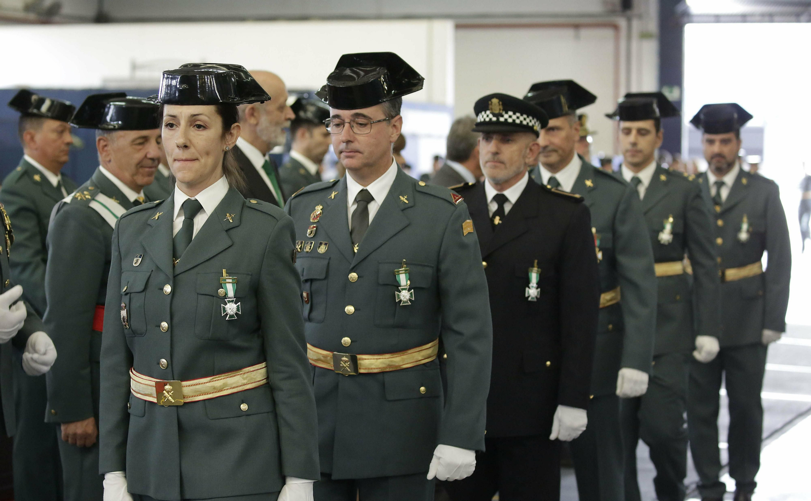 El policía local Francisco Ferrera y el guardia civil José Manuel Montenegro, tercero y cuartos por la izquierda.