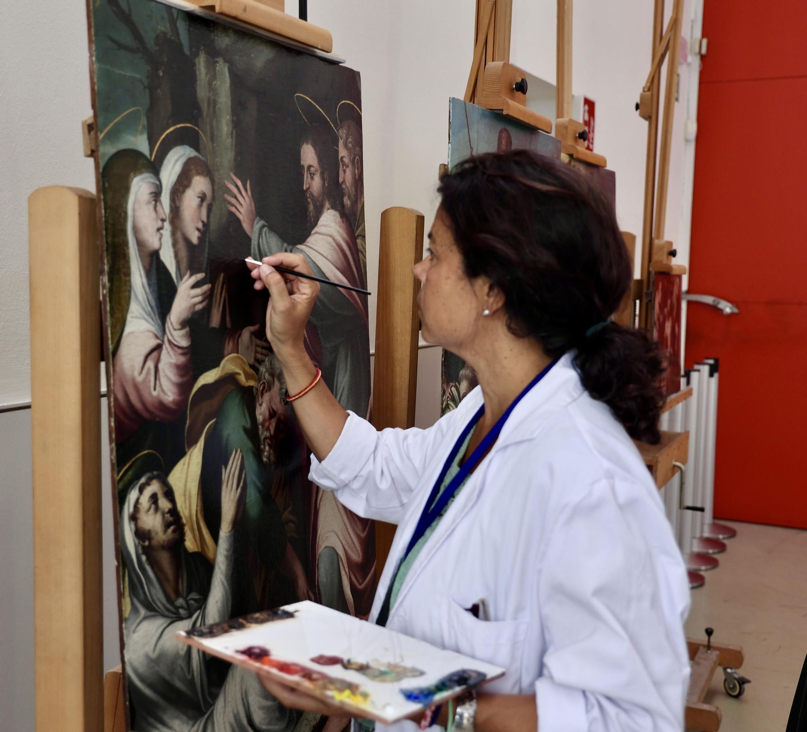 Una profesional del IAPH trabjando en una pintura.