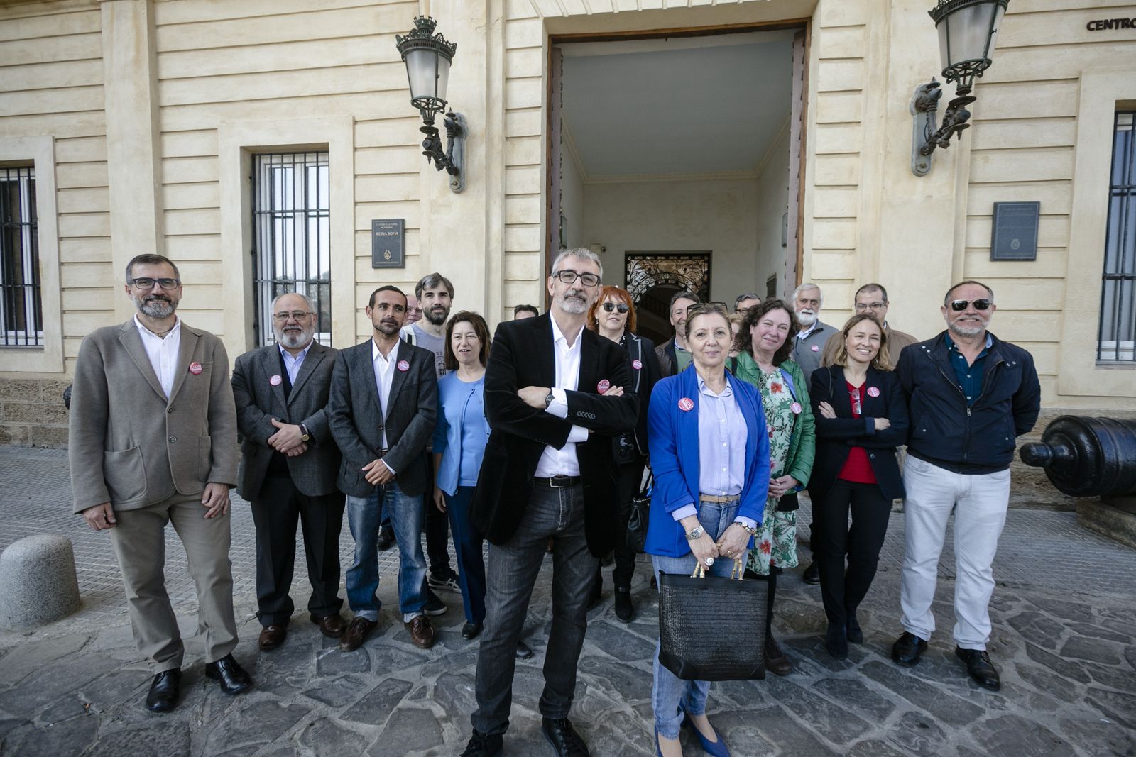 Paco Piniella, con sus colaboradores ante el Rectorado, el día que presentó su candidatura.