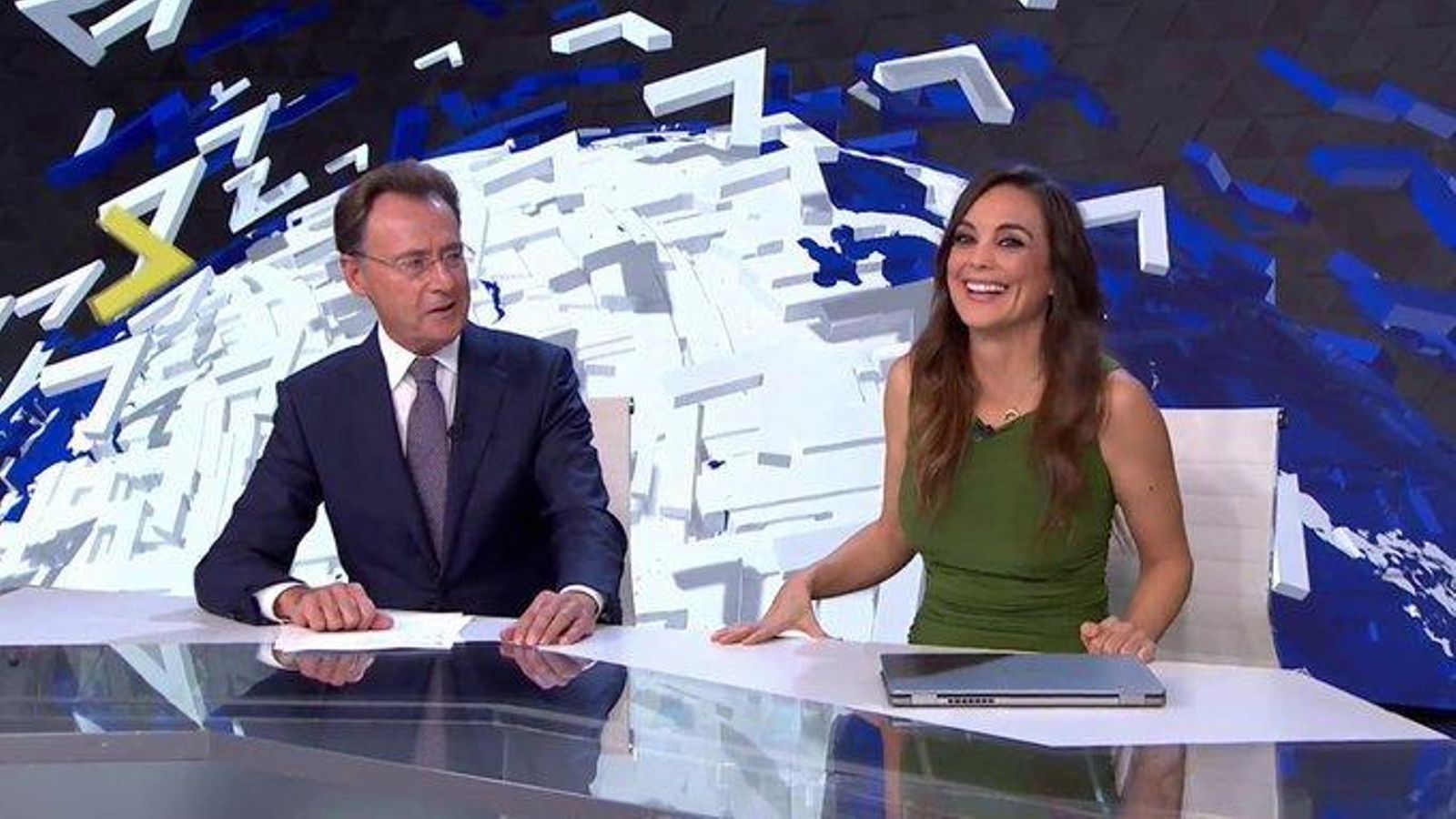 Matías Prats con Mónica Carrillo, en un momento de buen ambiente en el plató de los informativos de Antena 3 Matías Prats con Mónica Carrillo, en un momento de buen ambiente en el plató de los informativos de Antena 3