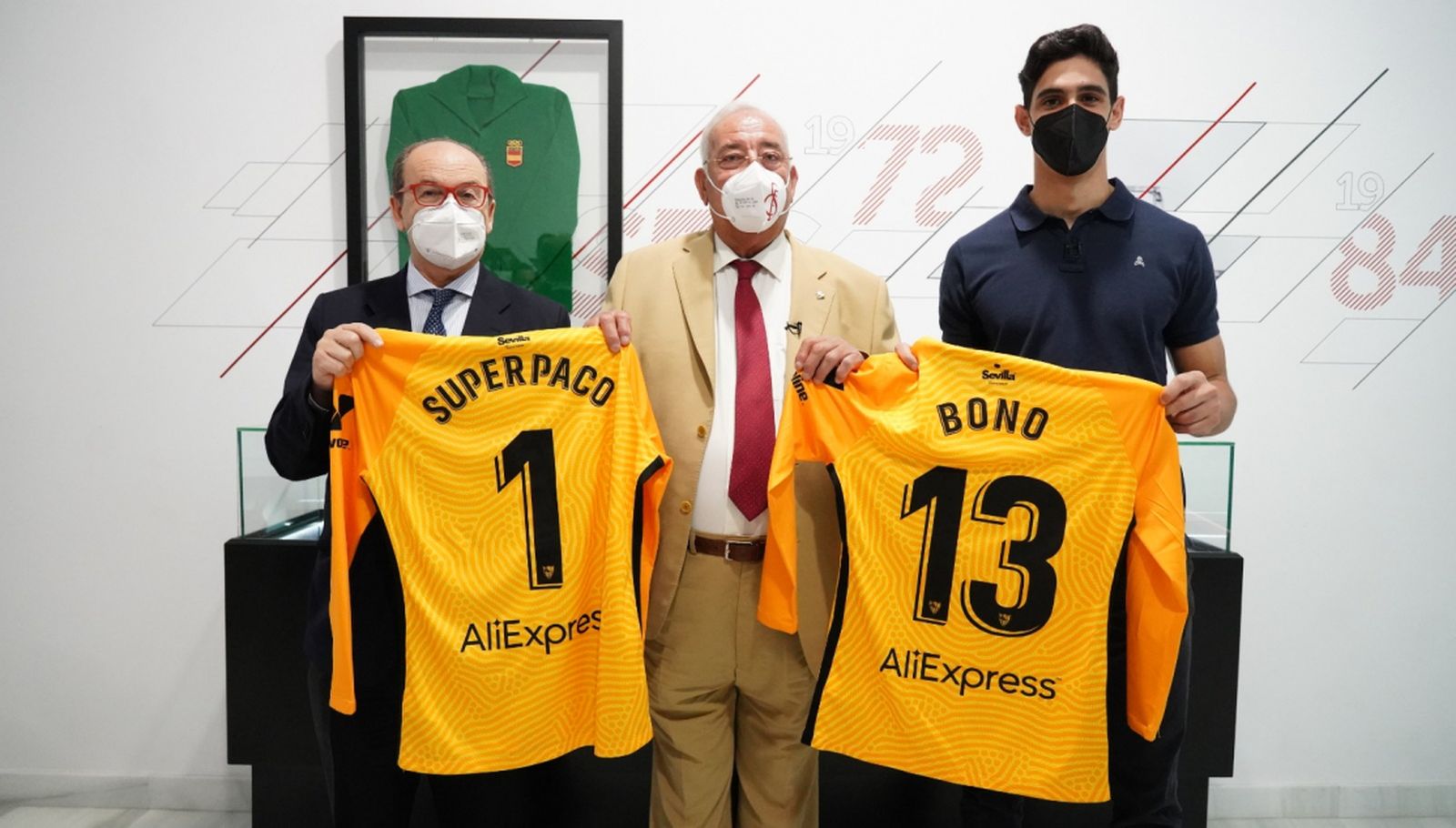 Superpaco, junto a Castro y Bono.