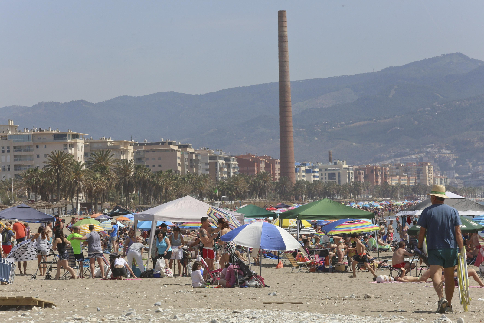 Un domingo de playa en Málaga, en fotos.
