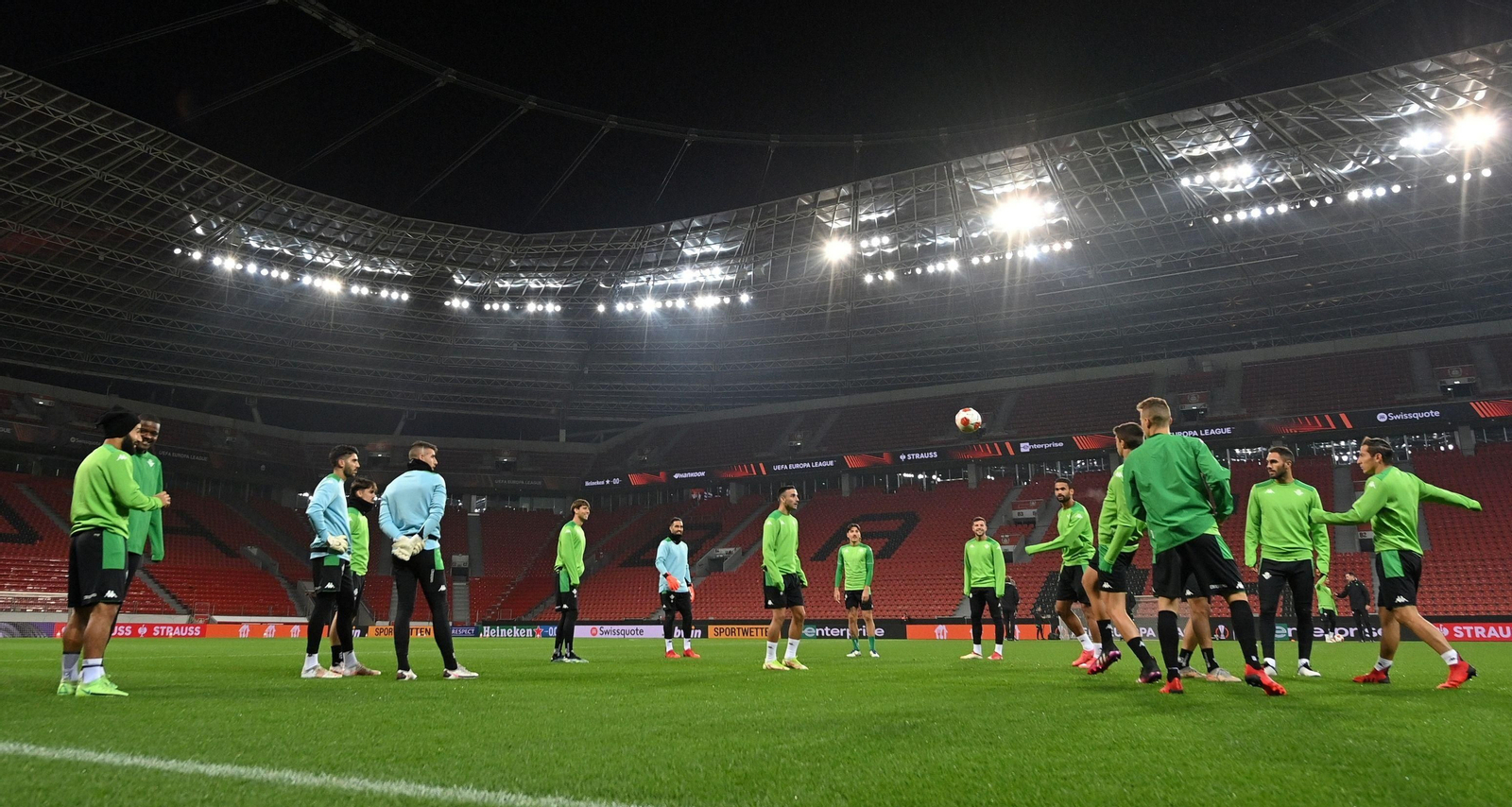 La plantilla del Betis se entrena en el Bay Arena de Leverkusen.
