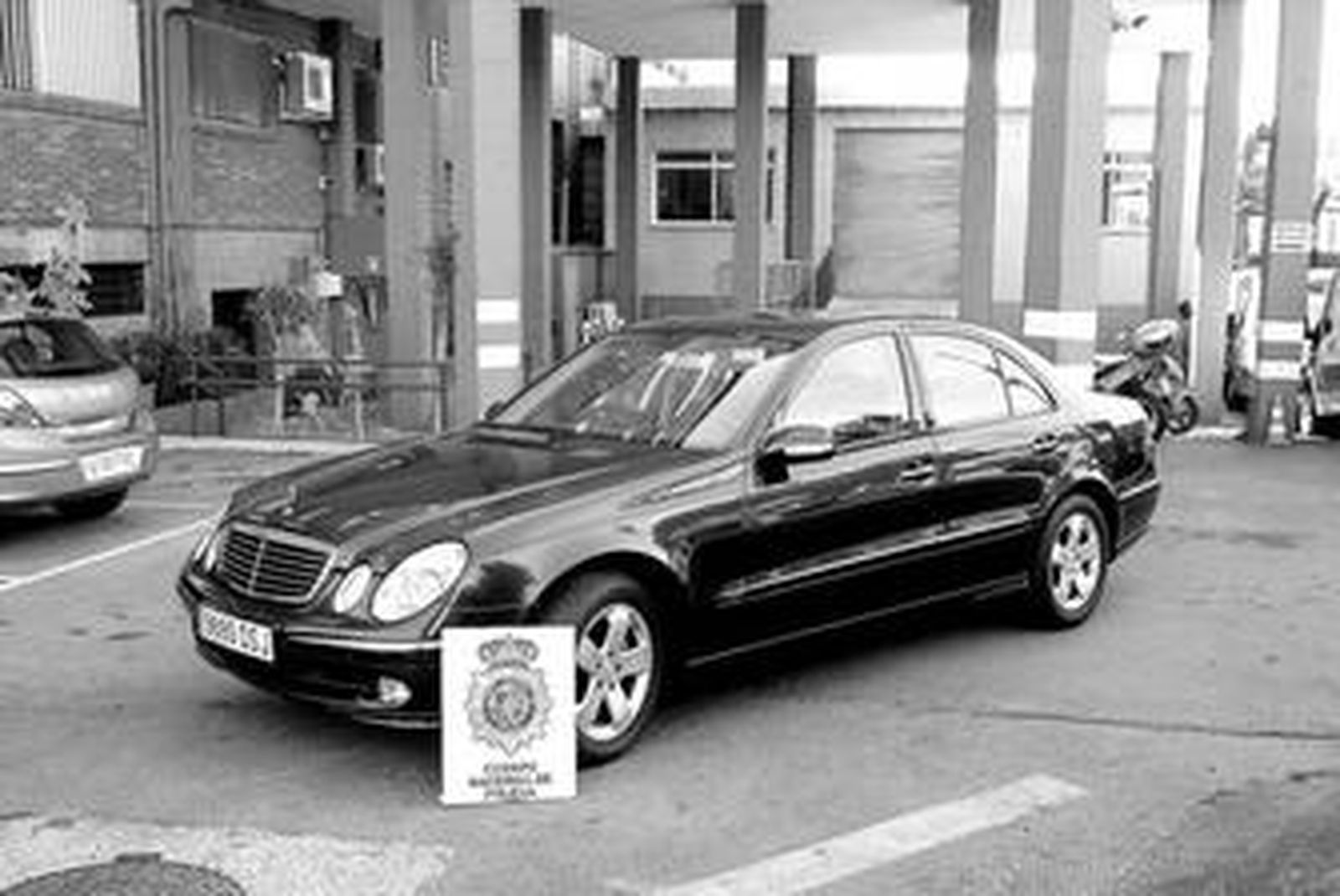 Turismo, propiedad de los estafadores, intervenido por la Policía Nacional en el transcurso de la operación.