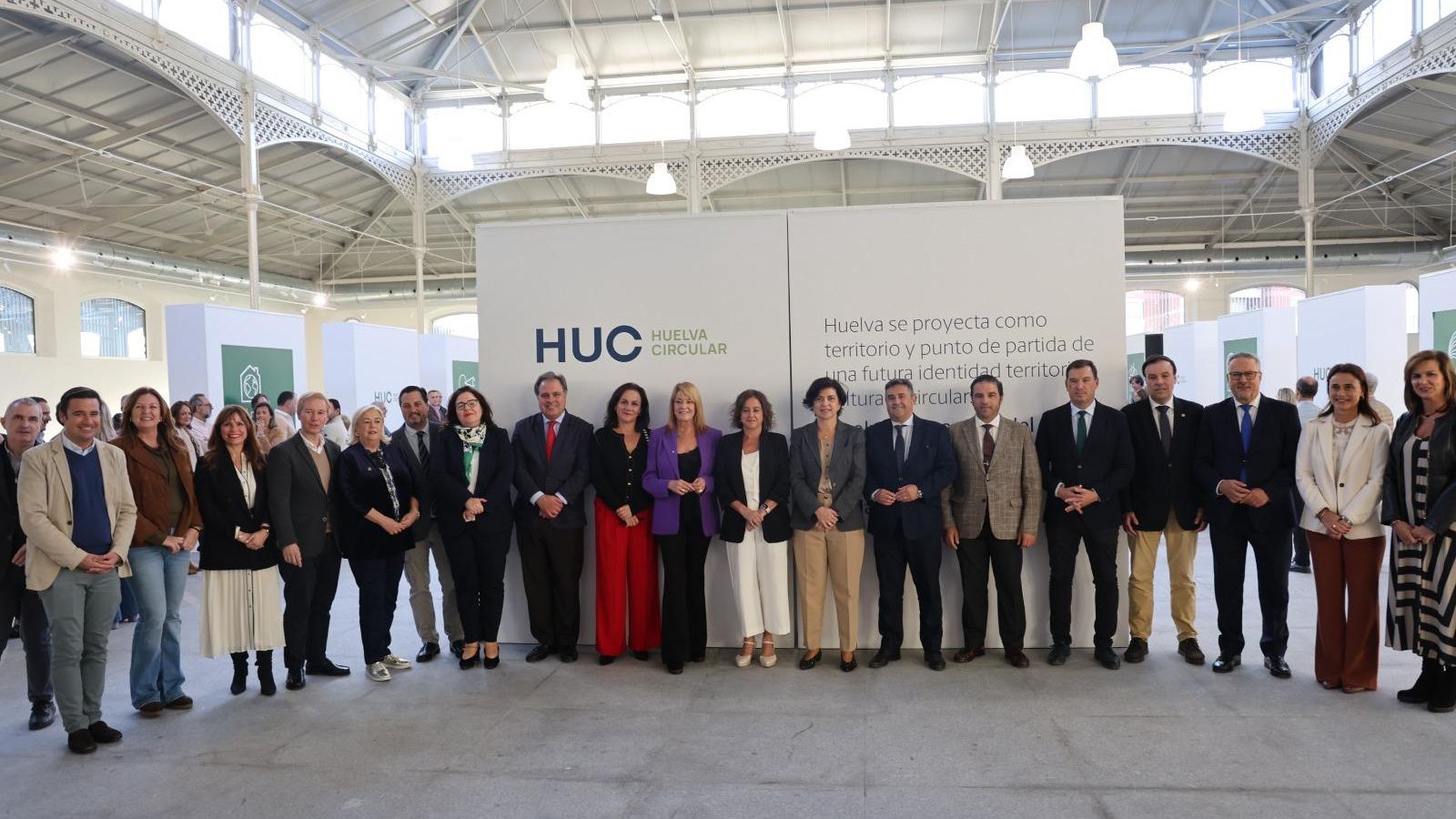 Foto institucional de autoridades previa a la firma del convenio entre Junta de Andalucía y Ayuntamiento de Huelva.