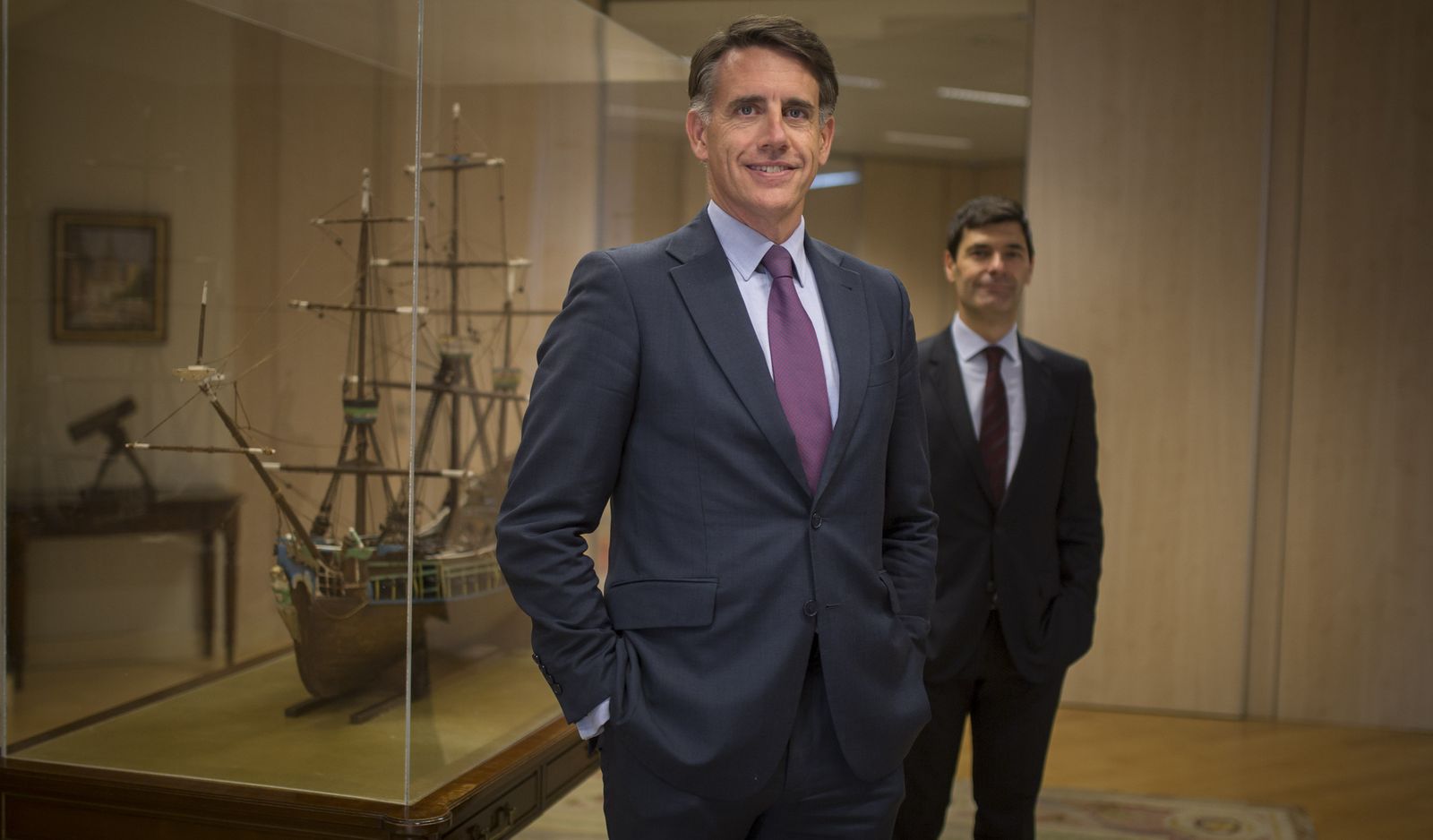 Luis Megía, en la sede de BBVA en Andalucía. Detrás, David Carrasco.