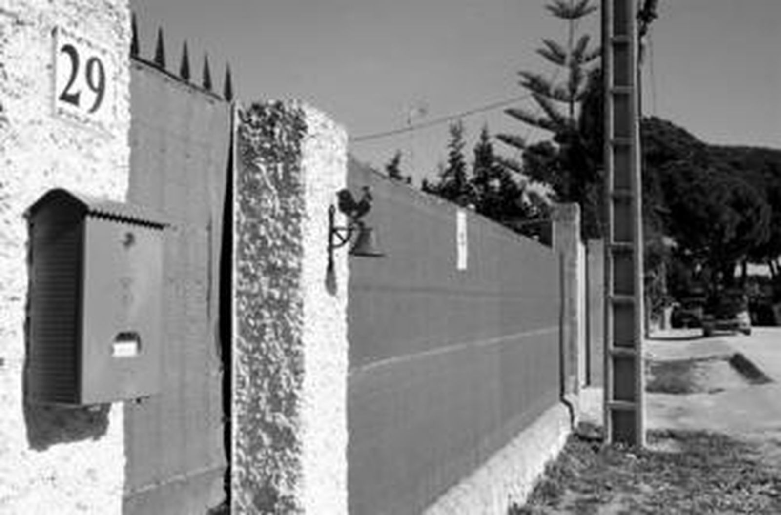 Un buzón  en una casa de la pedanía de Barbate, donde Correos ha suspendido el reparto a domicilio.