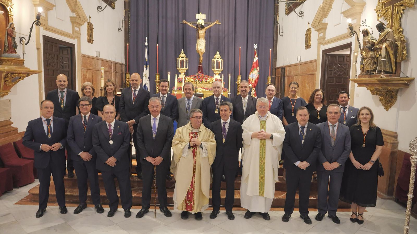 Fotografía de familia ante el Cristo de San Agustín