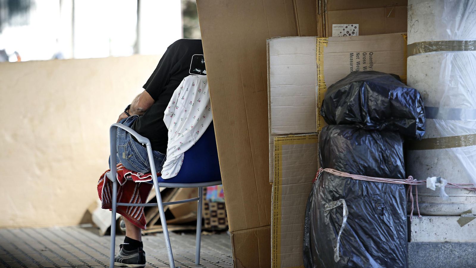 Unos cartones sirven de habitáculo a una persona para poder resguardarse en un lugar del centro de Cádiz