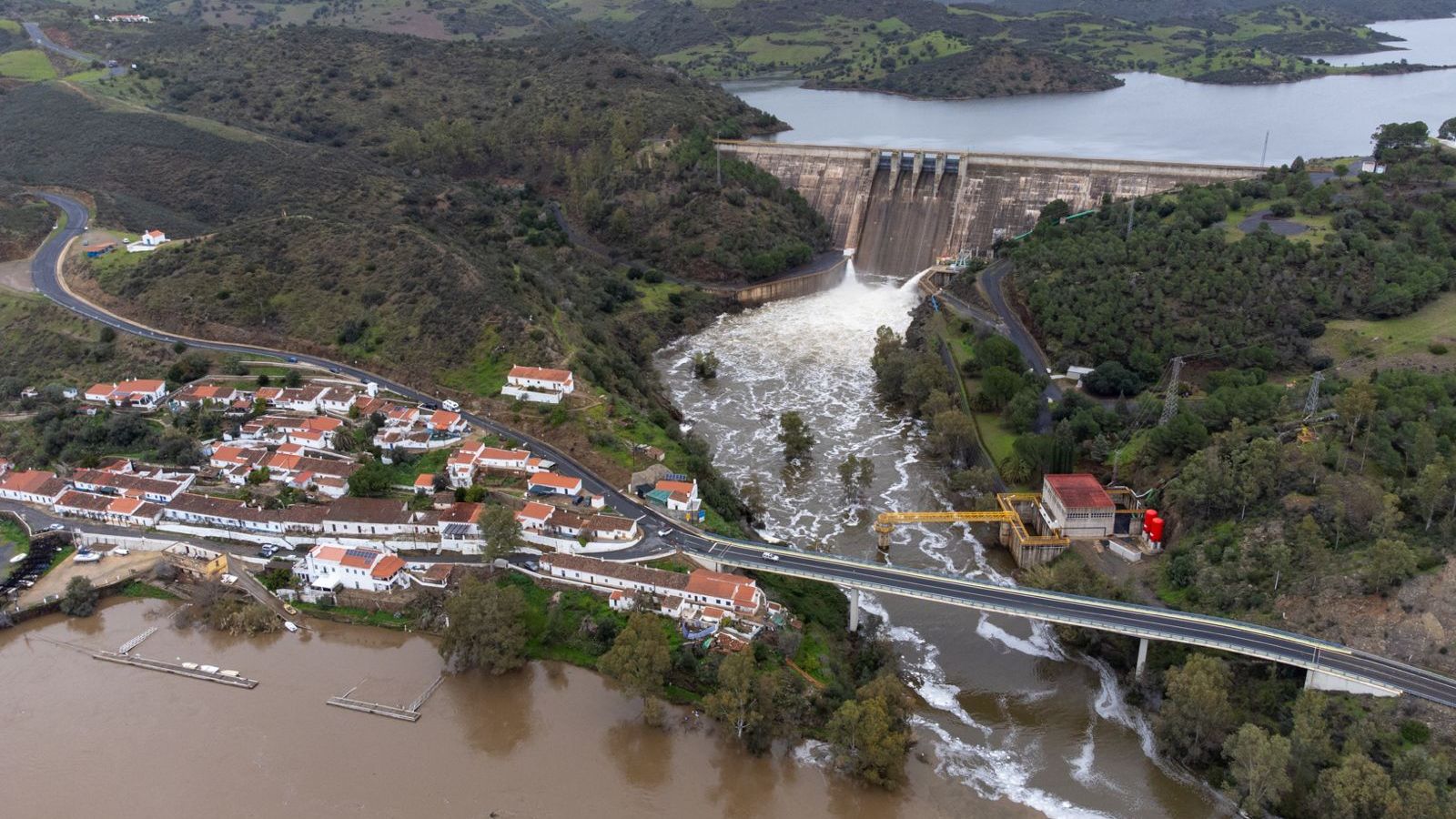 Pomarão, pueblo fronterizo con España, al fondo