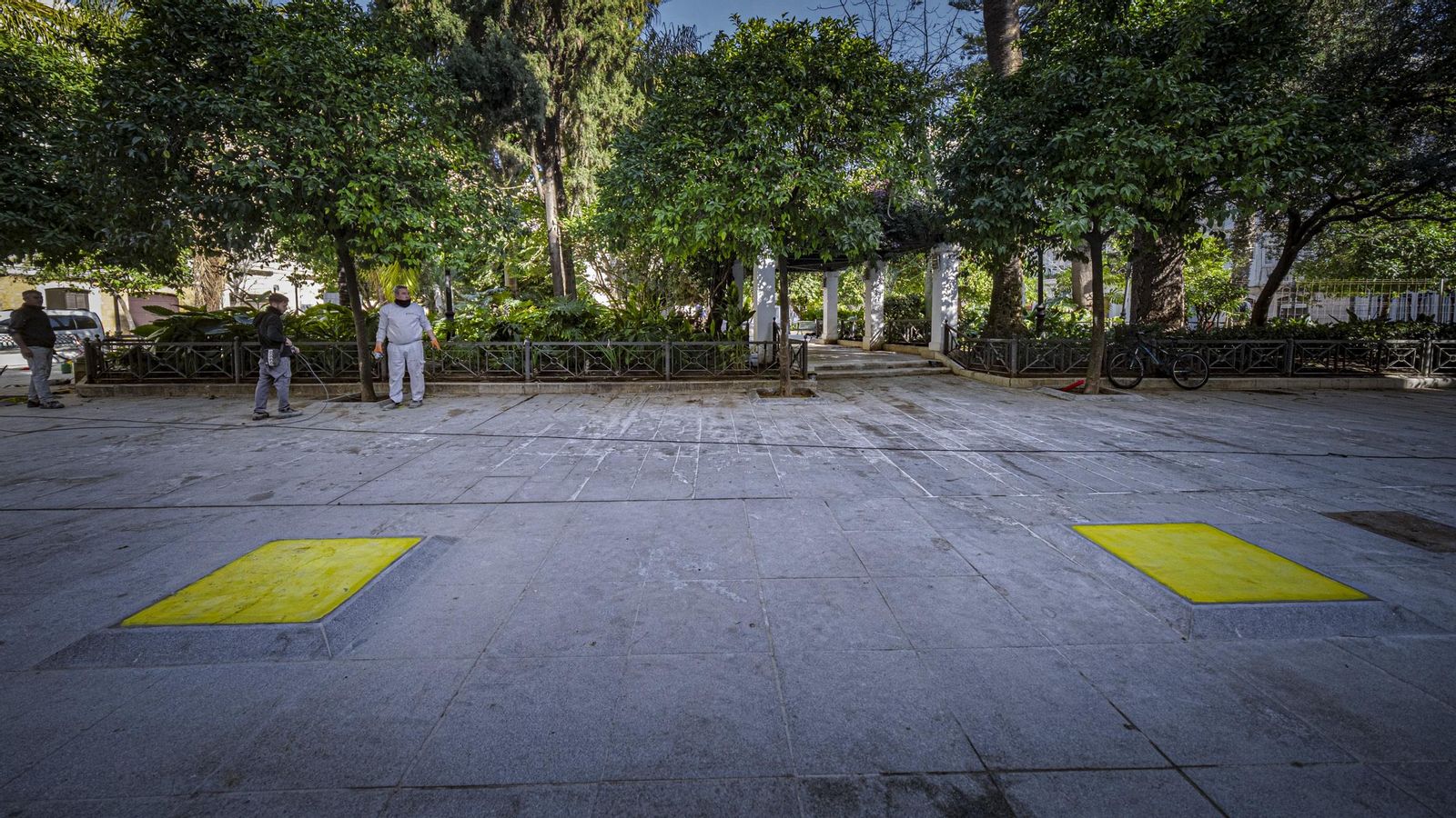 Parte del perímetro de la plaza ha quedado así de desangelado sin los olmos retirados.