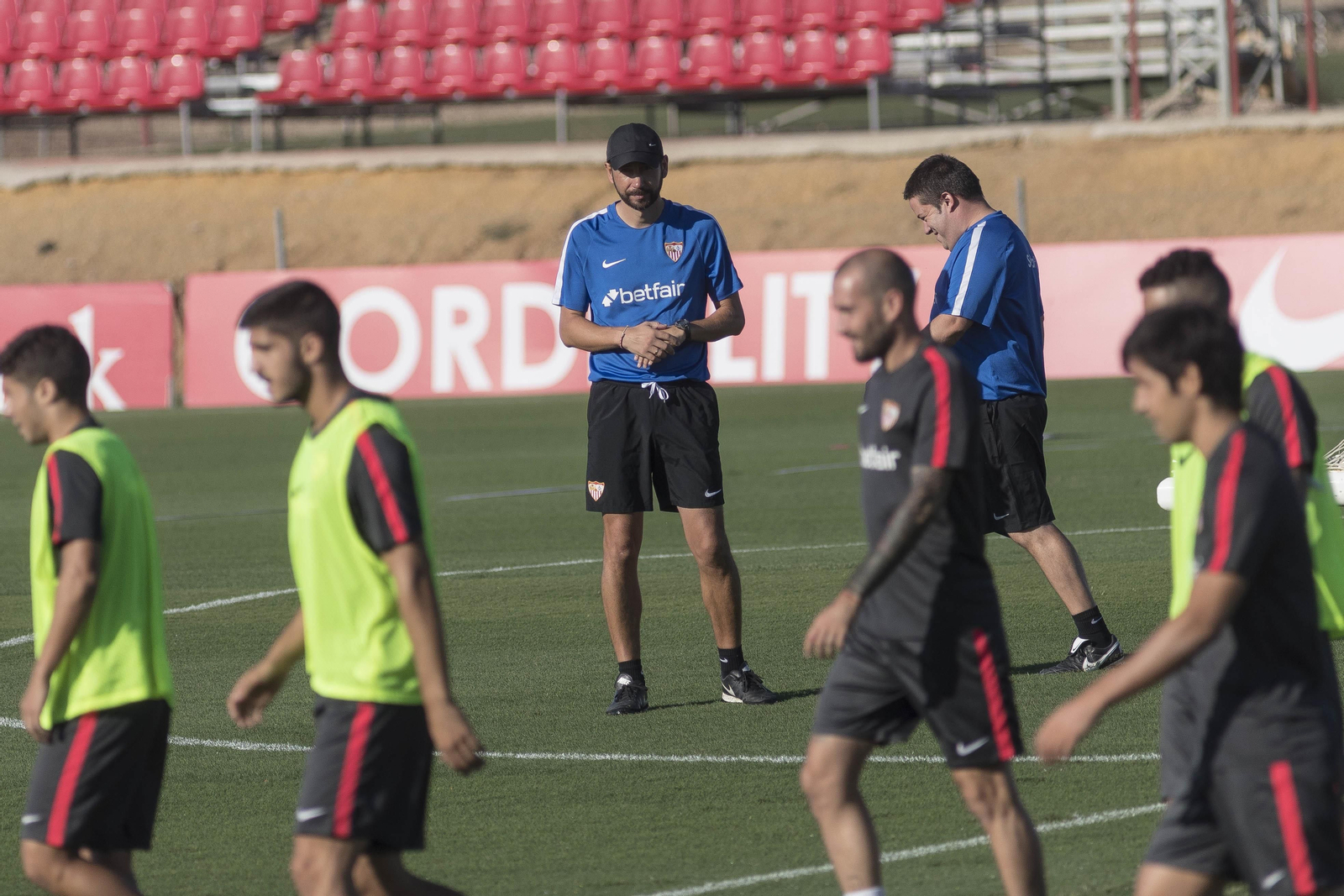 Pablo Machín, al fondo, dirige el entrenamiento.