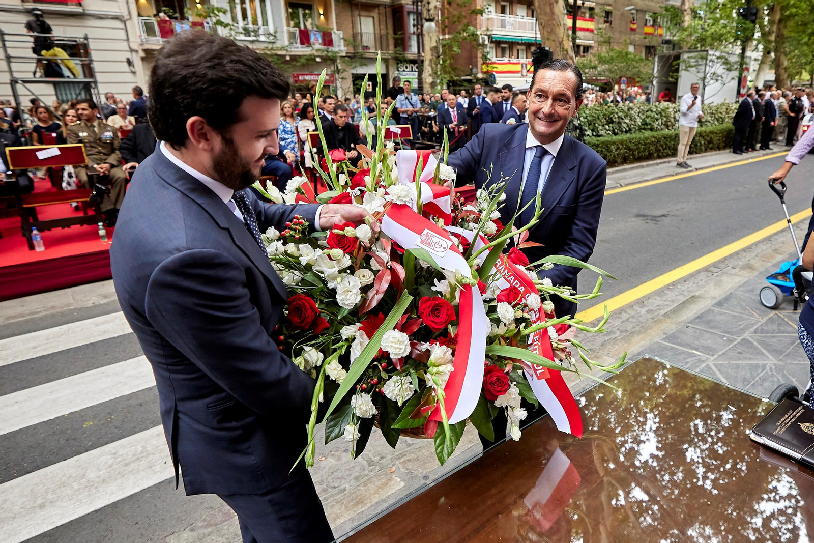 Granada se vuelca con la ofrenda floral en la Basílica de la Virgen de las Angustias