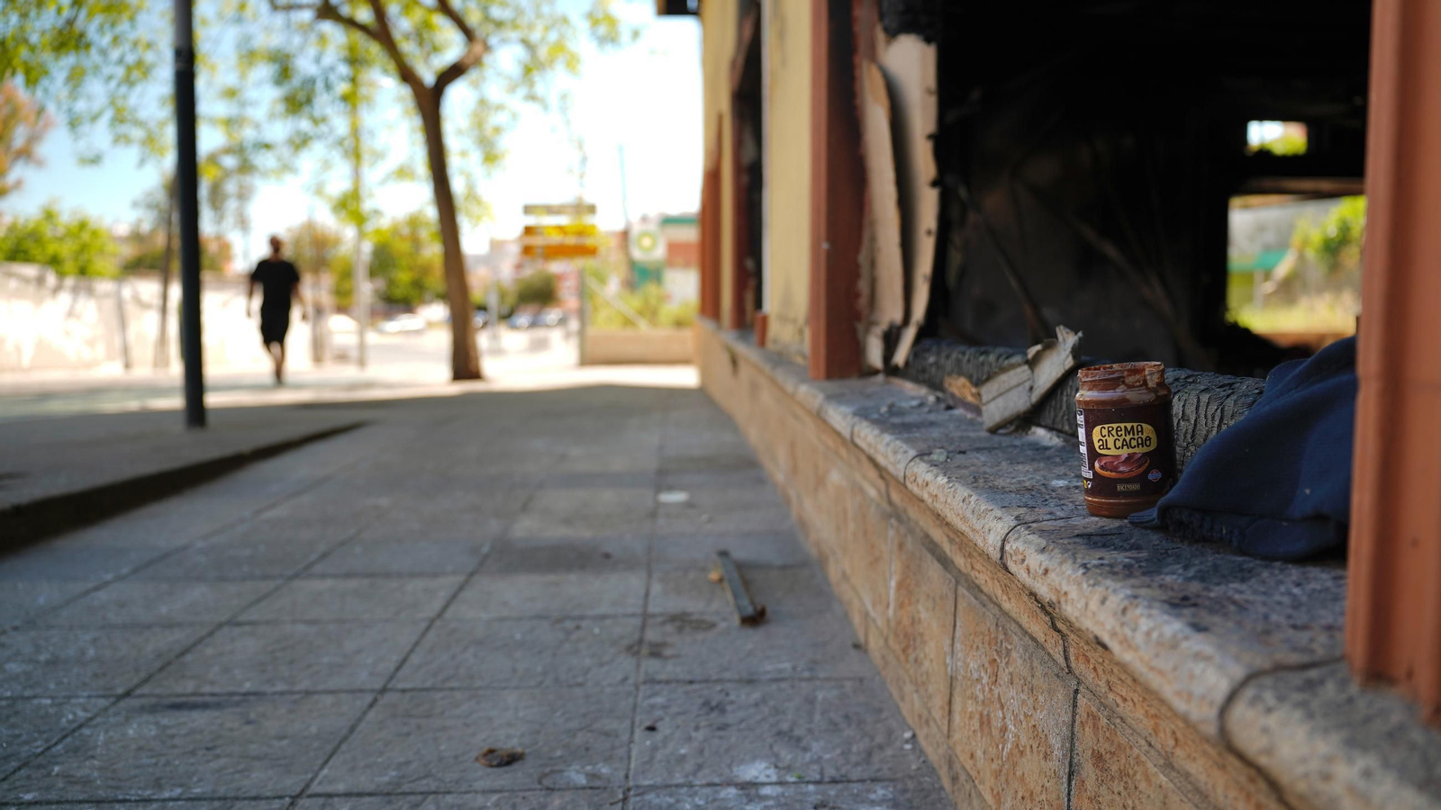 Fotos del edificio abandonado en la avenida Gesto por la Paz de Algeciras una semana después de incendiarse