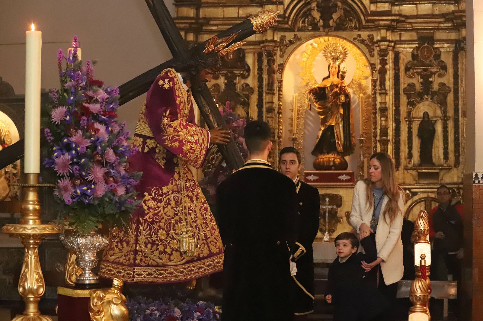 Imágenes de la bendición la la nueva túnica del Señor de Pasión y posterior besamanos