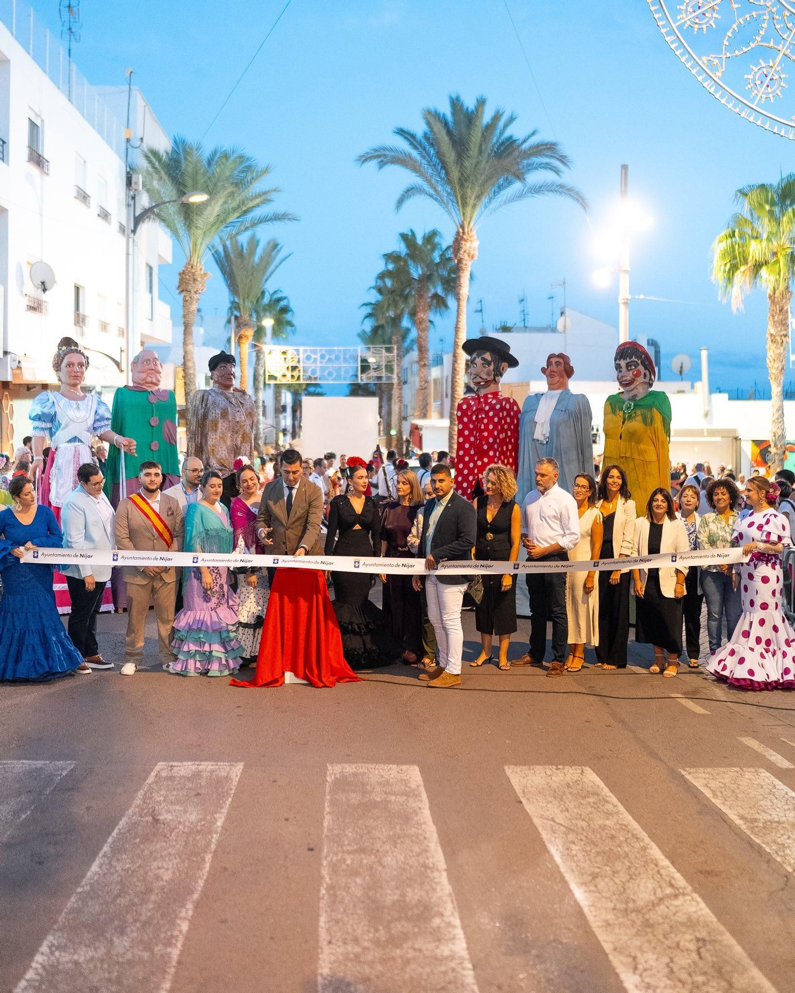 Los gigantes y cabezudos hacen las delicias de los pequeños pero también de los mayores