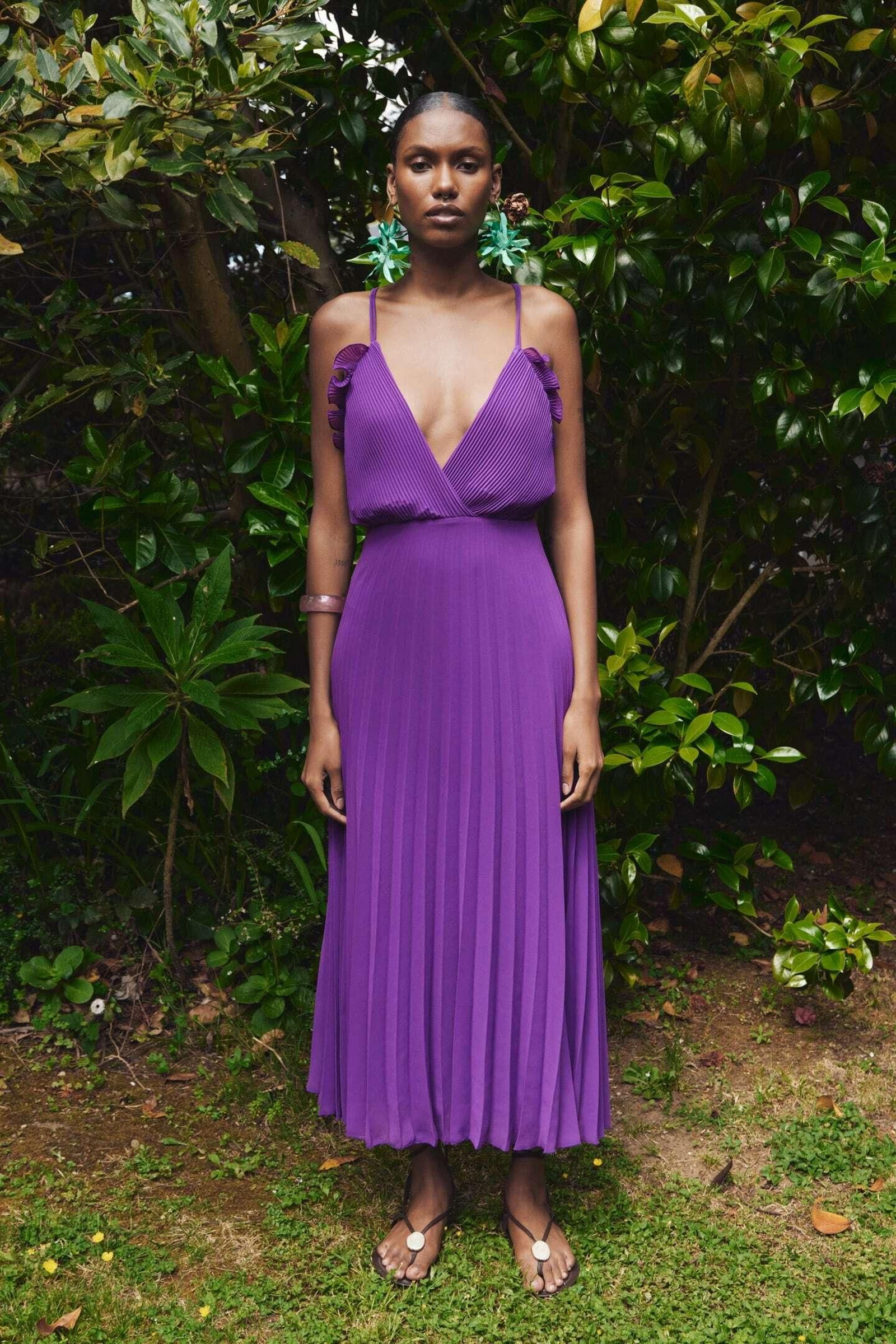 Vestido morado de Zara.