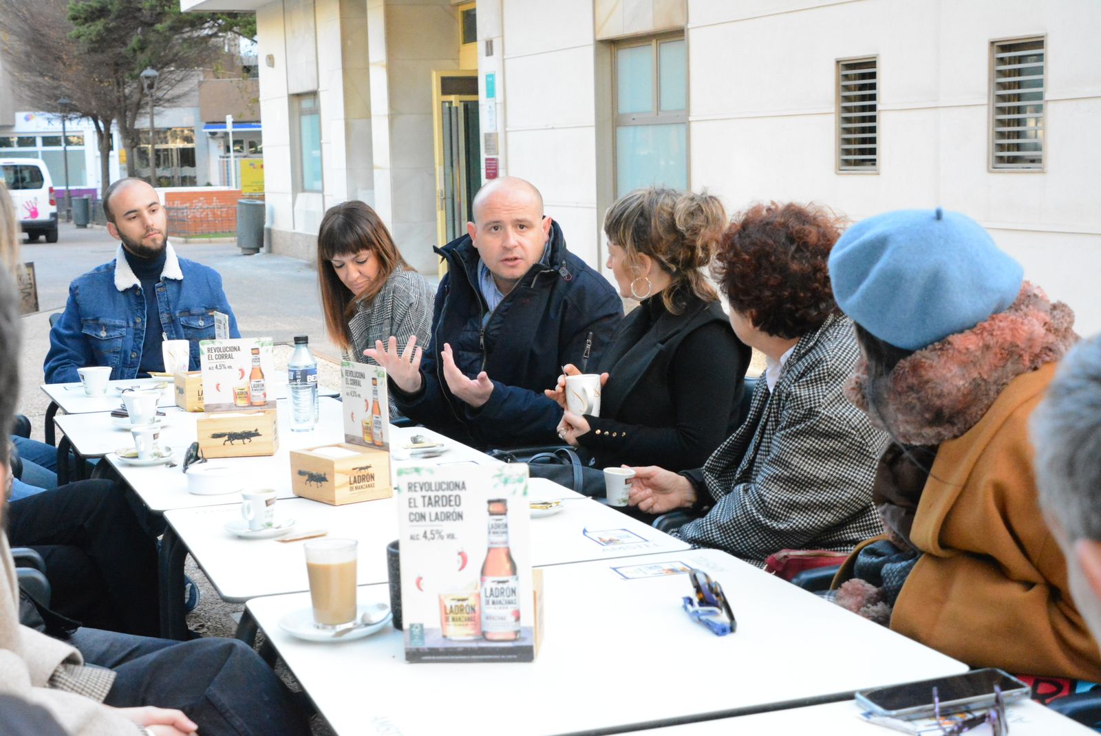 El senador socialista Antonio Martínez durante la reunión con un grupo de artistas.