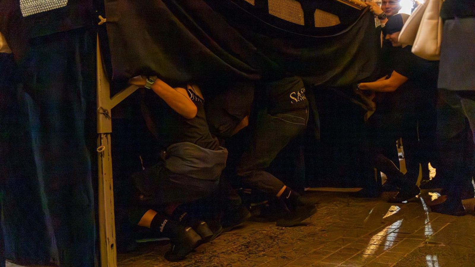 Luto y duelo en la noche del Viernes Santo, en imágenes