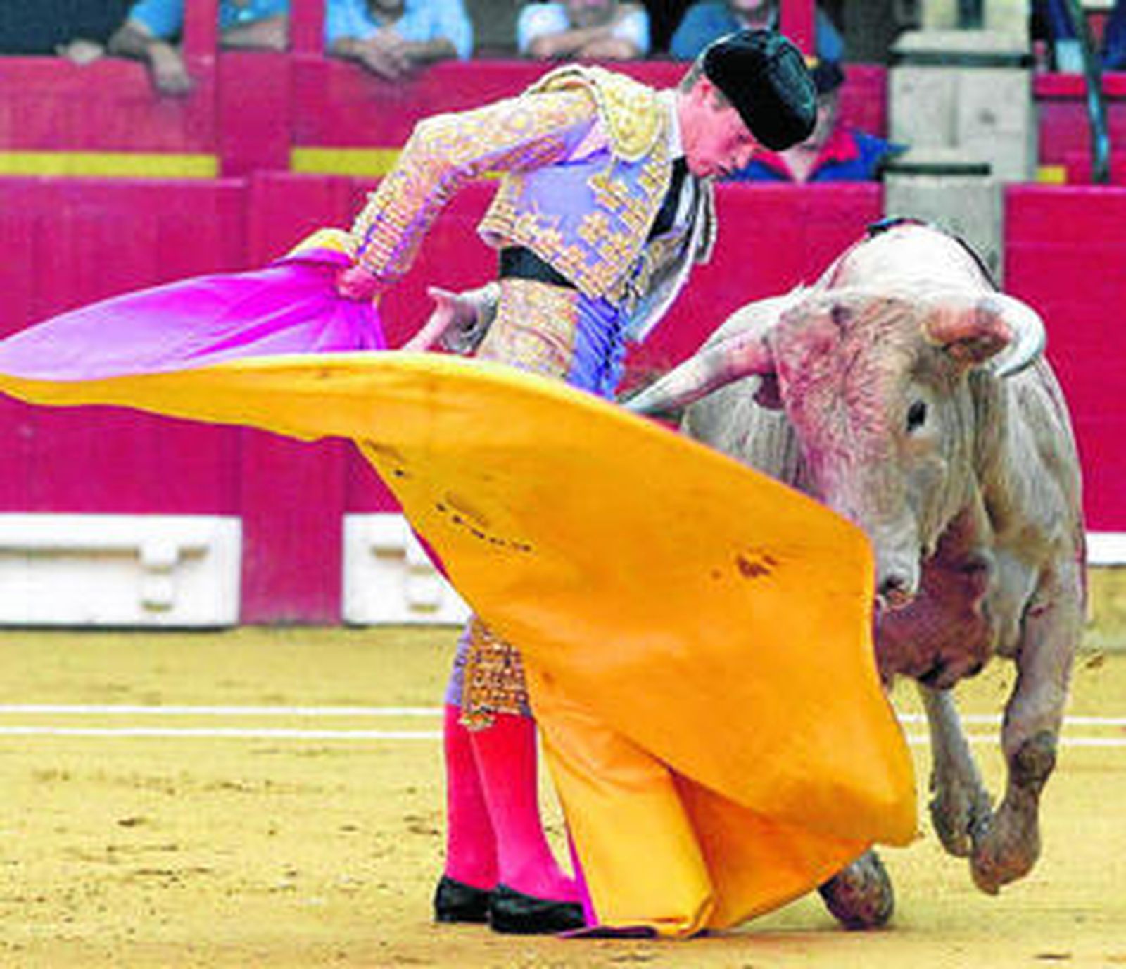 El novillero sevillano Borja Jiménez, en un lance.