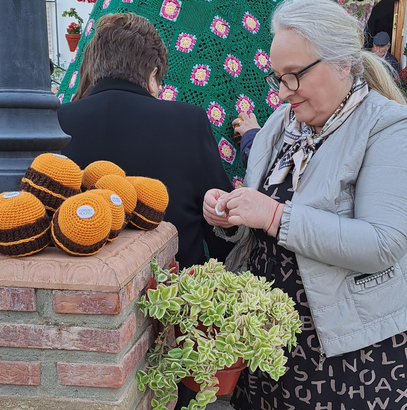 Los bombones tejidos por las mujeres de Iznájar del Ferrero Knitting, en imágenes