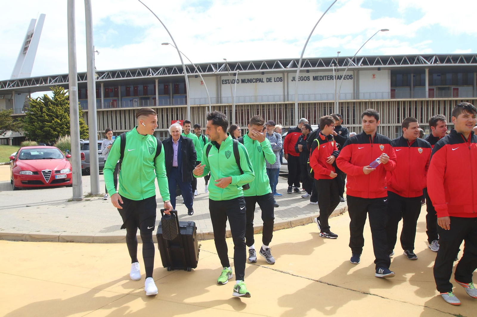 Fotogalería de la salida del Almería y el Almería Genuine hacia sus respectivos partidos.