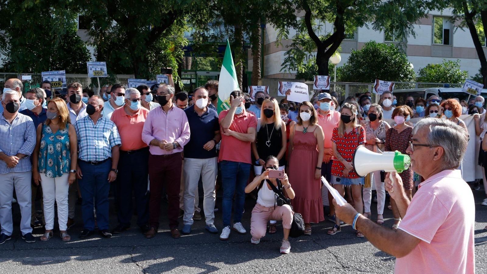 El alcalde de El Ronquillo, José Antonio López, durante la lectura de un breve manifiesto.