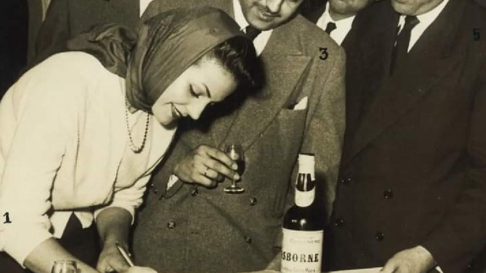 Carmen Sevilla, en las Bodegas Osborne.