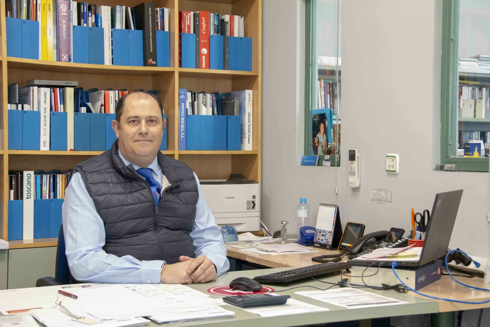 Antonio Arévalo, gerente del nuevo punto de venta de Fluid Stocks en Jerez, en su oficina durante la entrevista.