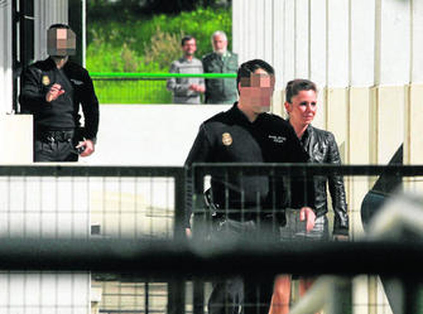 Sara Norte abandona el Palacio de Justicia de Algeciras camino de Botafuegos, ayer a las 13:25 horas aproximadamente.