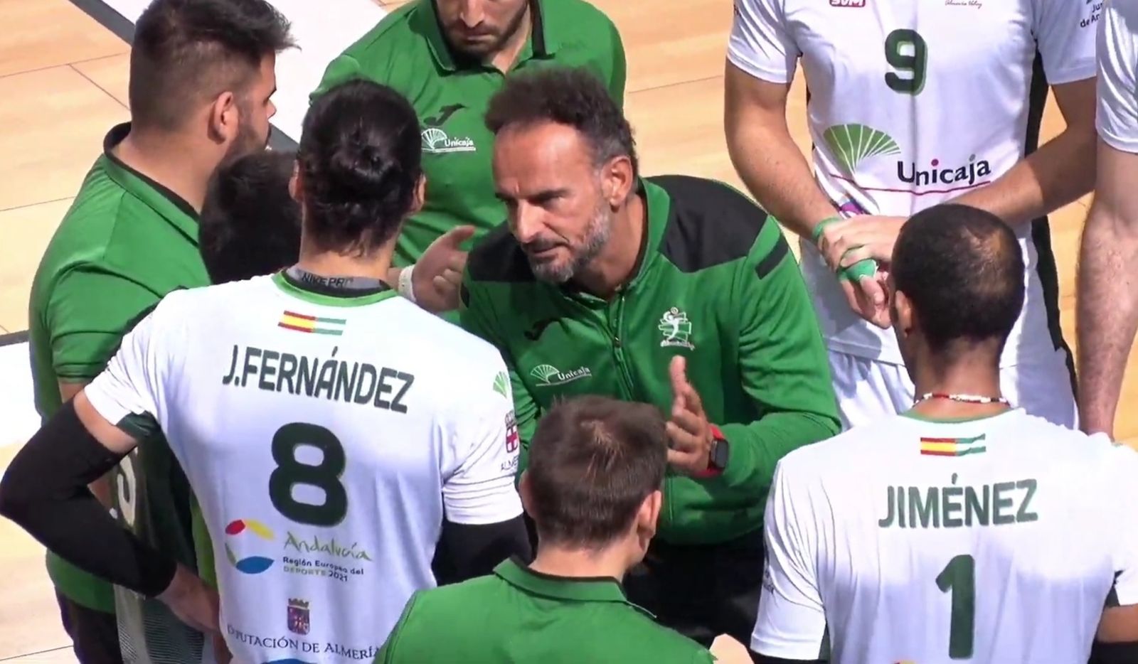 Manolo Berenguel charla con sus jugadores