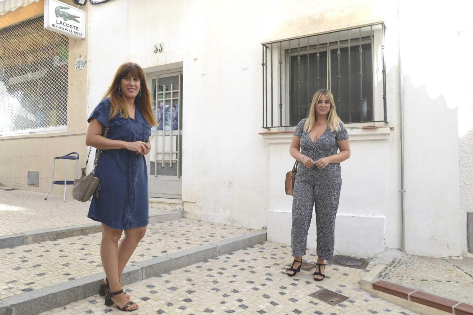 La concejala de Turismo, Aida Blanes (der.), y la de  Obras Públicas, Maribel Baeza.