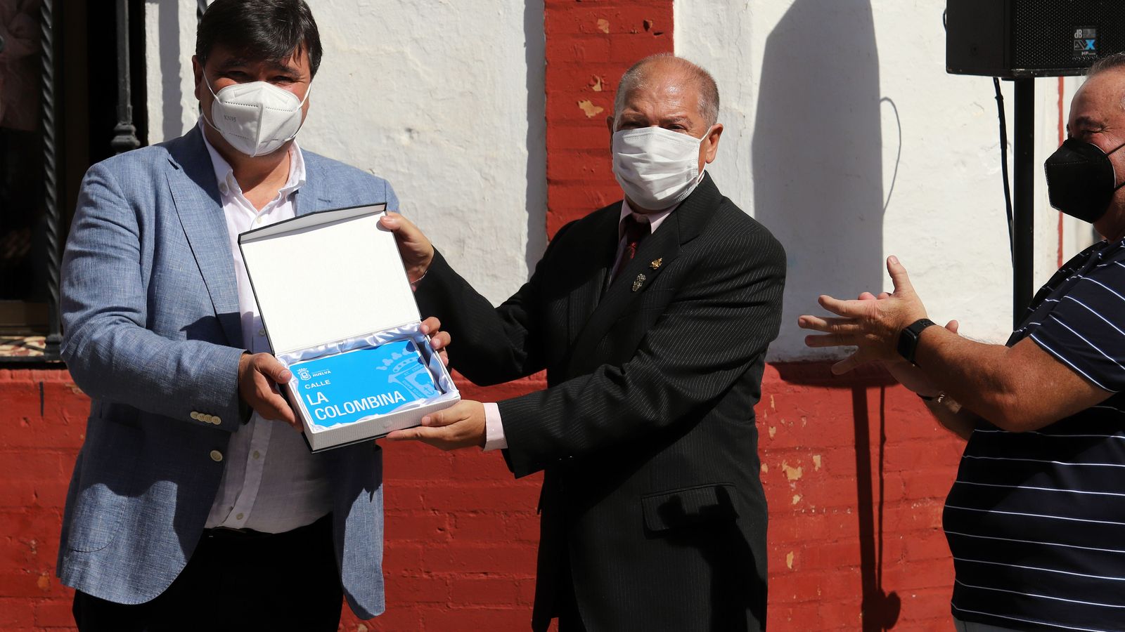 El alcalde en el acto de entrega de la placa con el nombre de la calle.