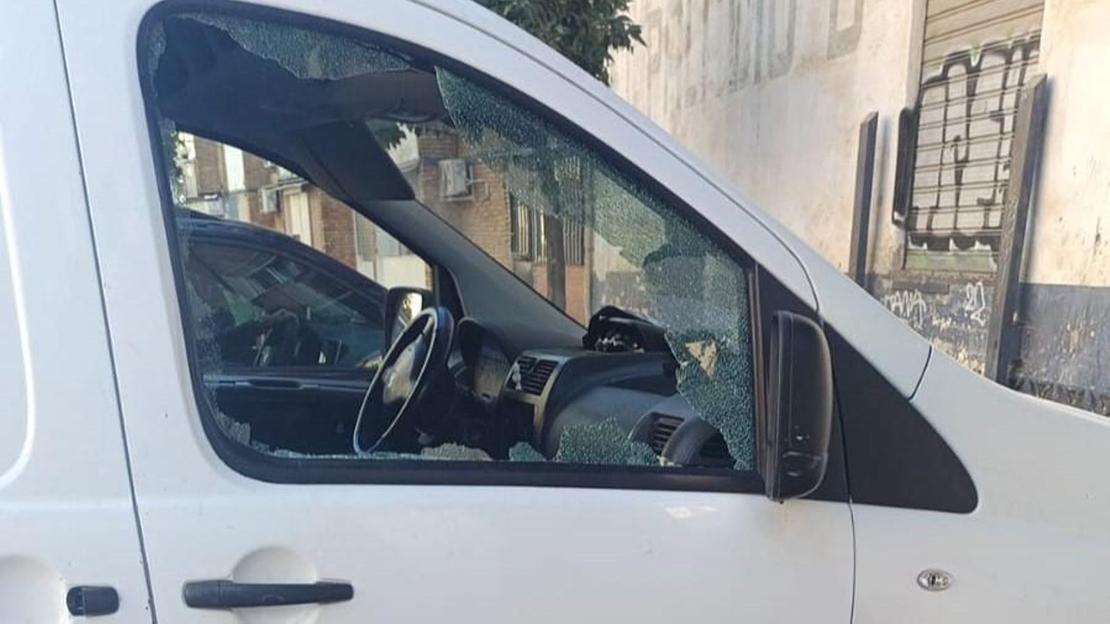 Un coche estacionado en el Campo de la Verdad con la ventanilla rota tras un robo cometido este fin de semana.