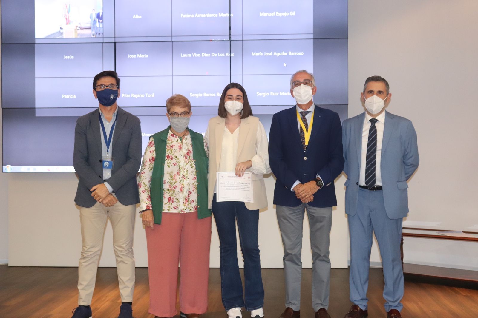 María Victoria Juan Campos, en el centro, con representantes institucionales.