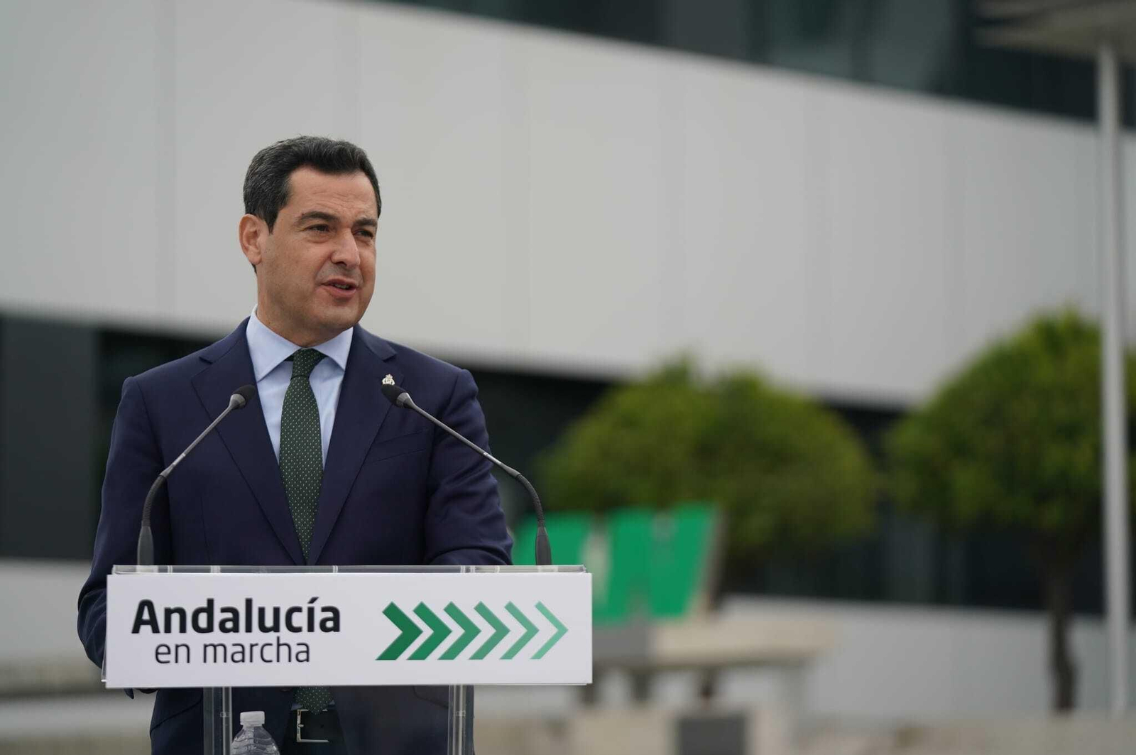 Juanma Moreno, esta mañana en la sede de Covirán en Atarfe