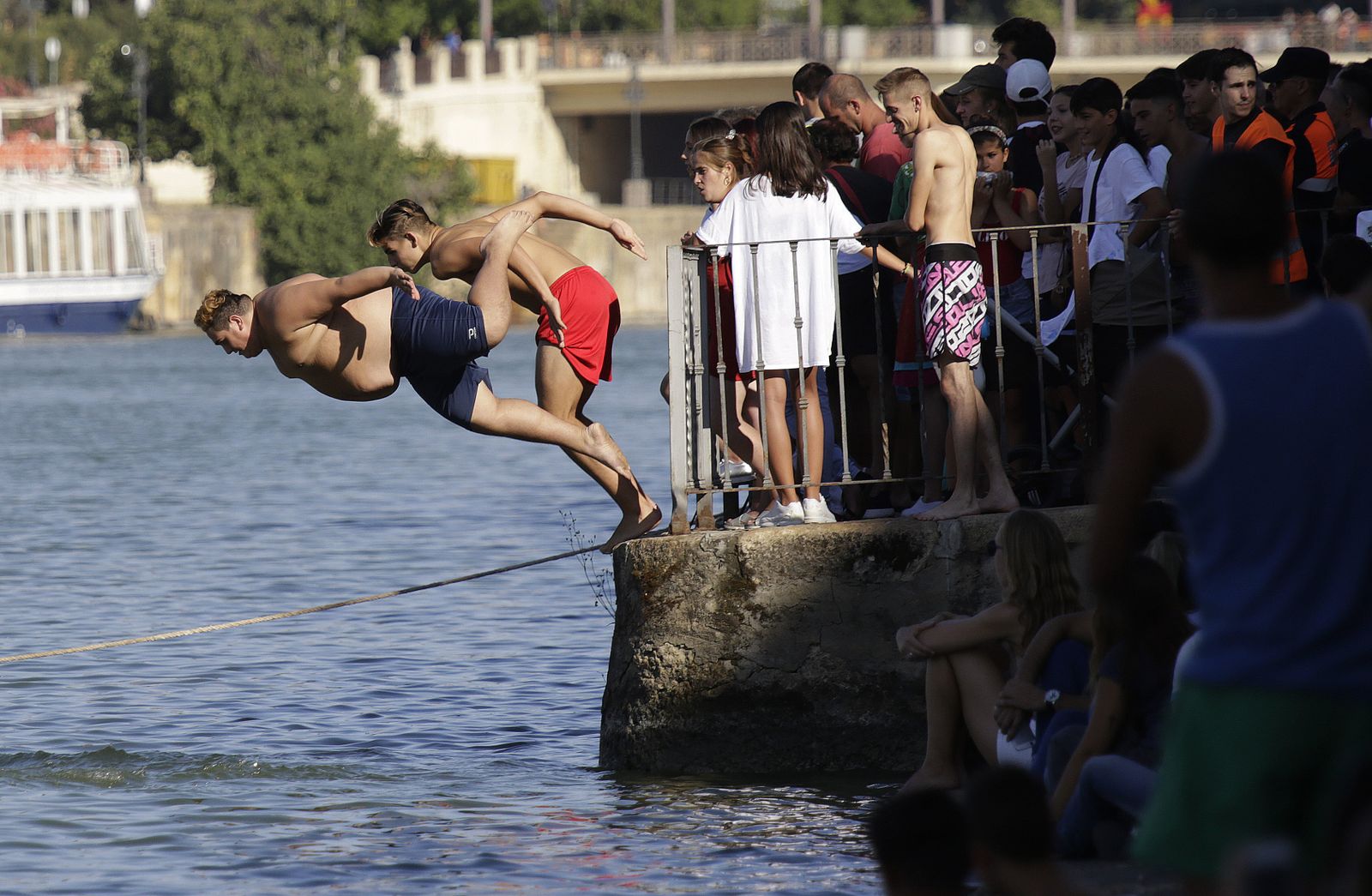 La cucaña de la Velá de Triana, en imágenes