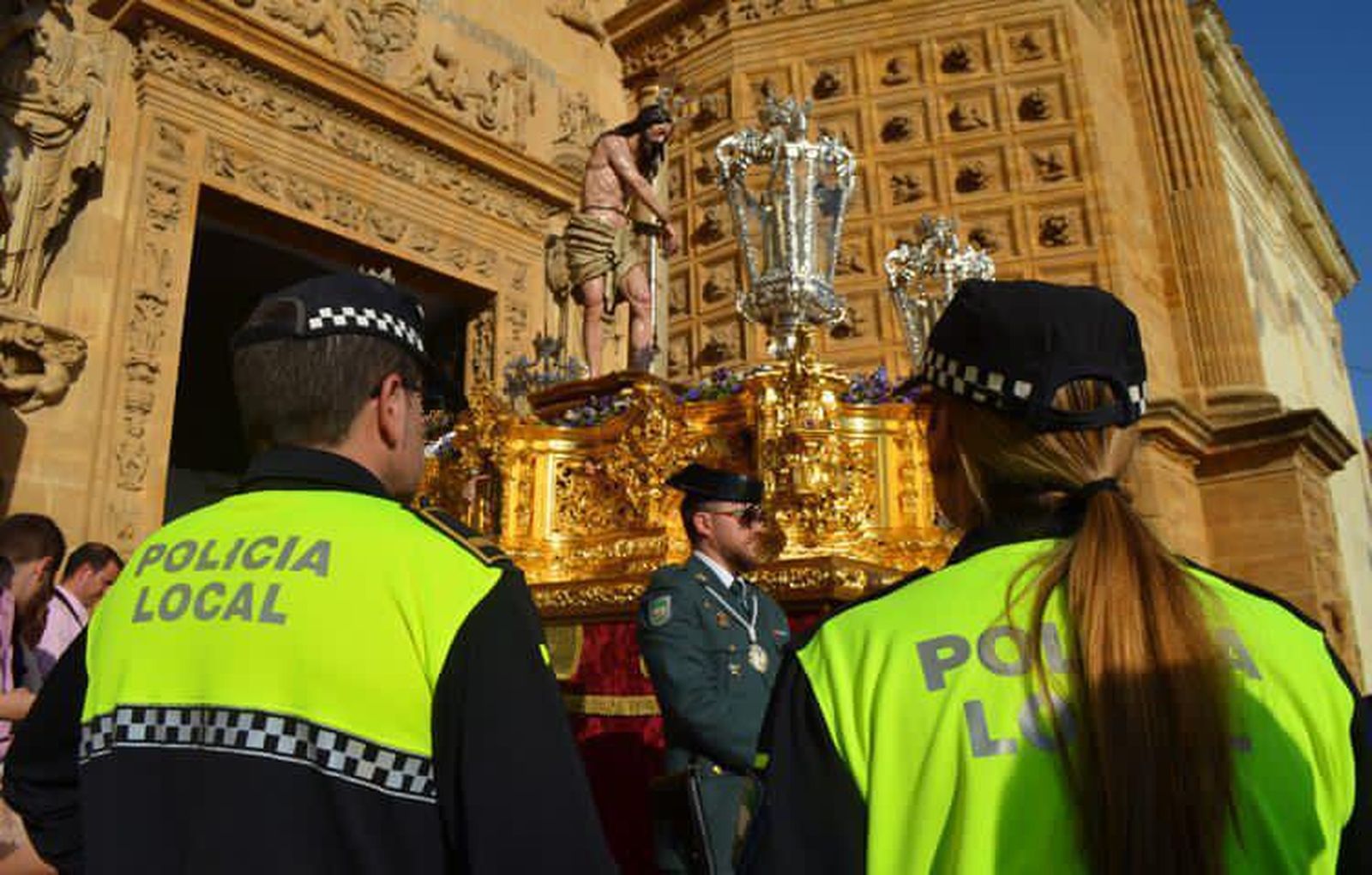 Agentes de la Policía Local velando por la seguridad en la Semana Santa de Utrera.