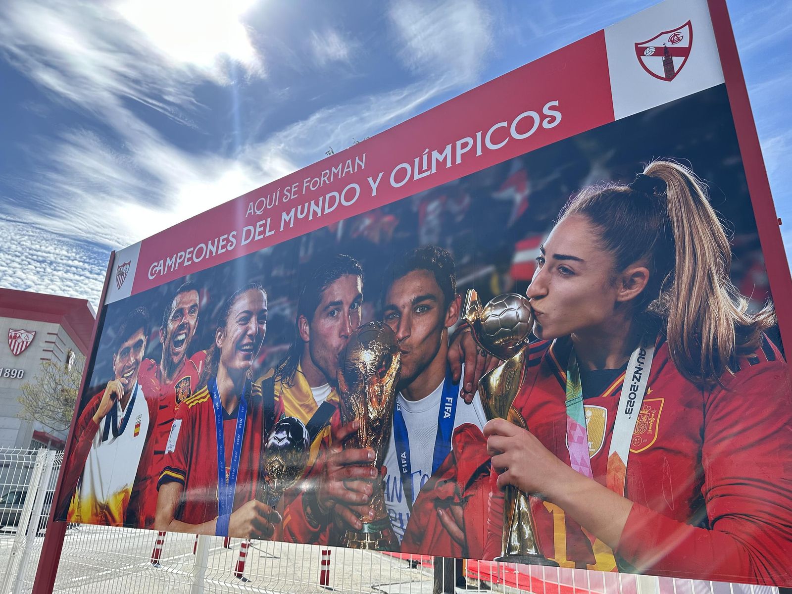 El mural de los campeones del mundo y olímpicos del Sevilla con Juanlu Sánchez, Inma Gabarro, Carlos Marchena, Sergio Ramos, Jesús Navas y Olga Carmona.