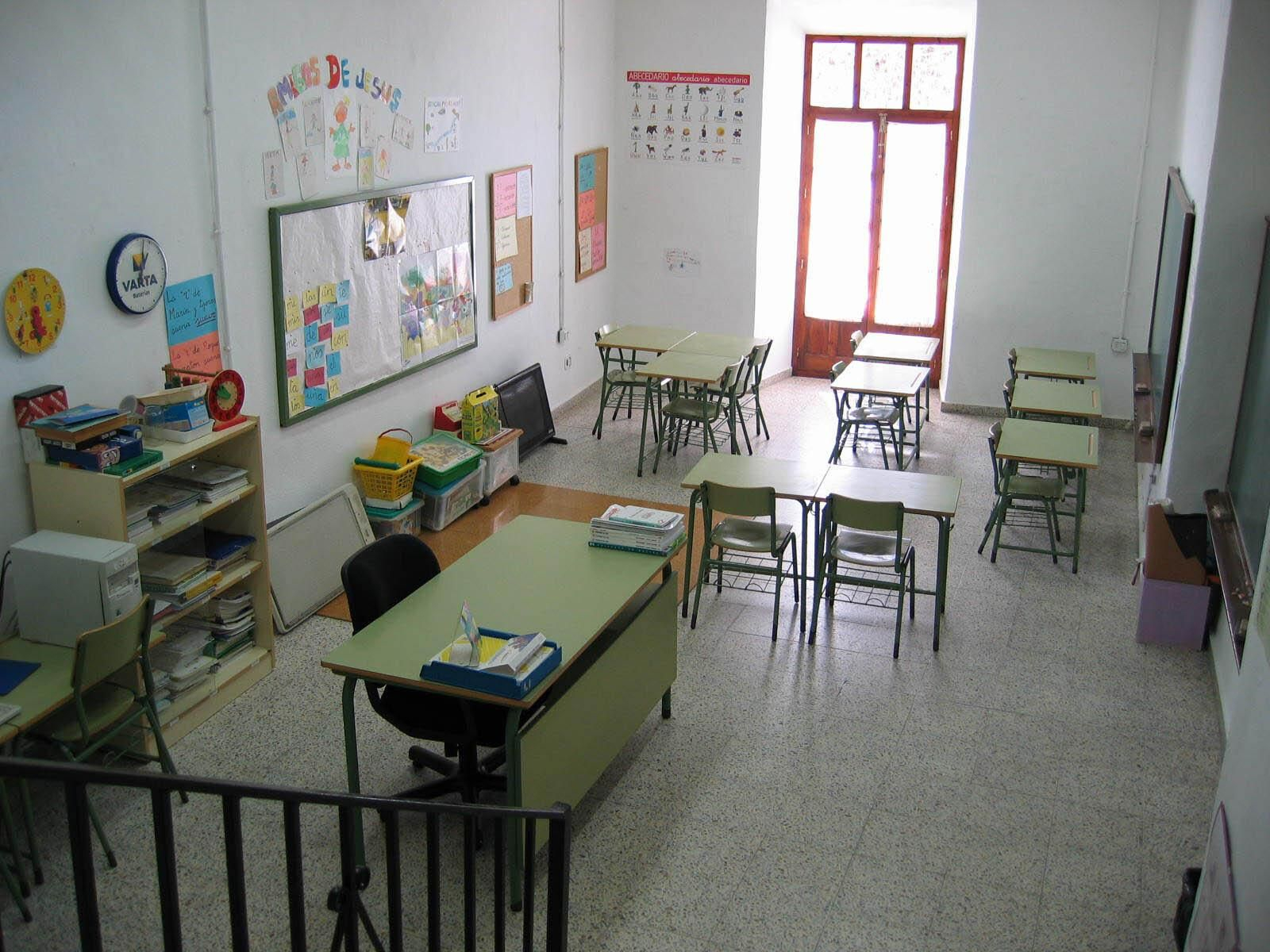 Aula vacía de un colegio durante el confinamiento.