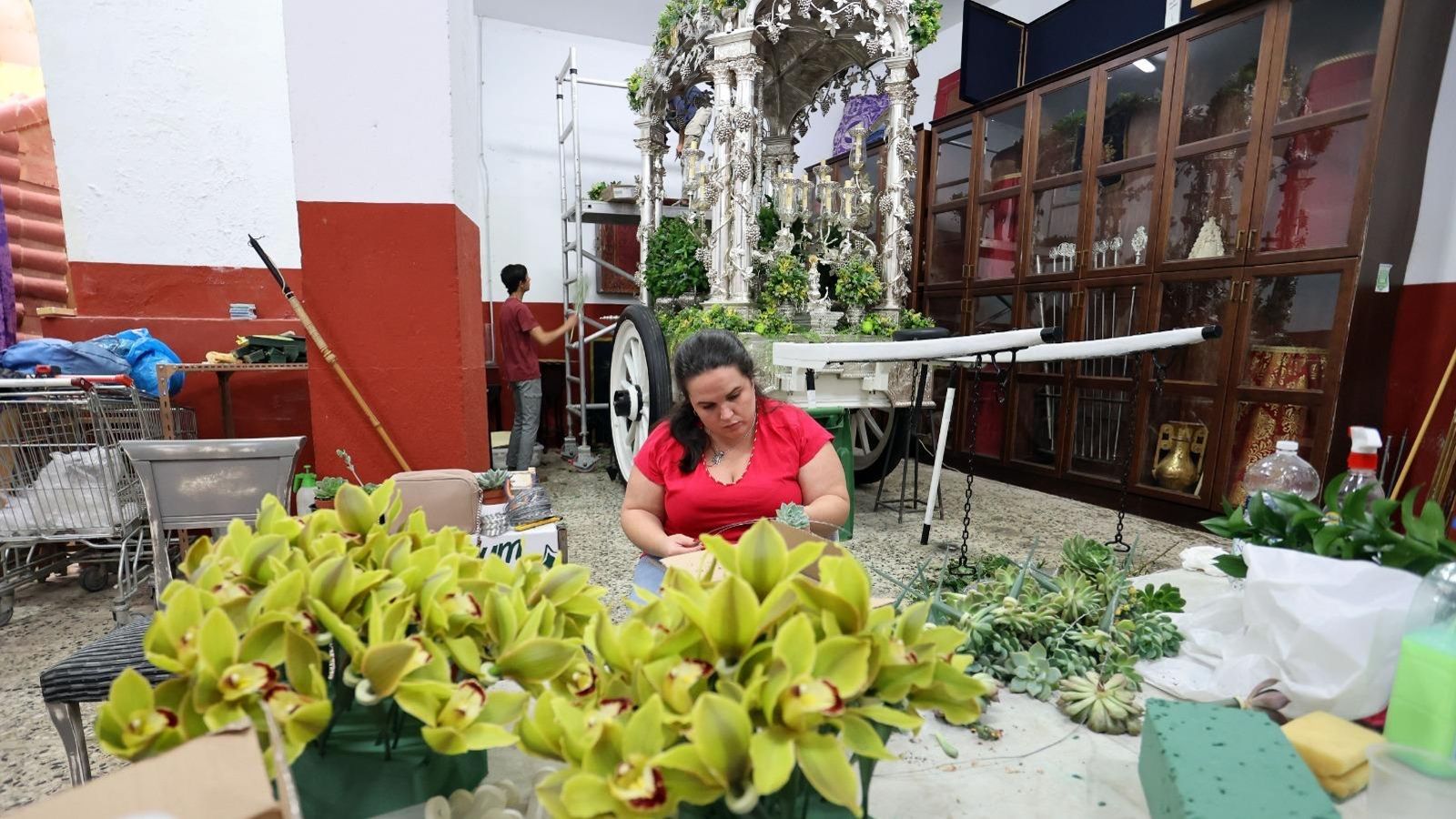 Decorando la carreta del Rocío en la jornada de este martes. Decorando la carreta del Rocío en la jornada de este martes.