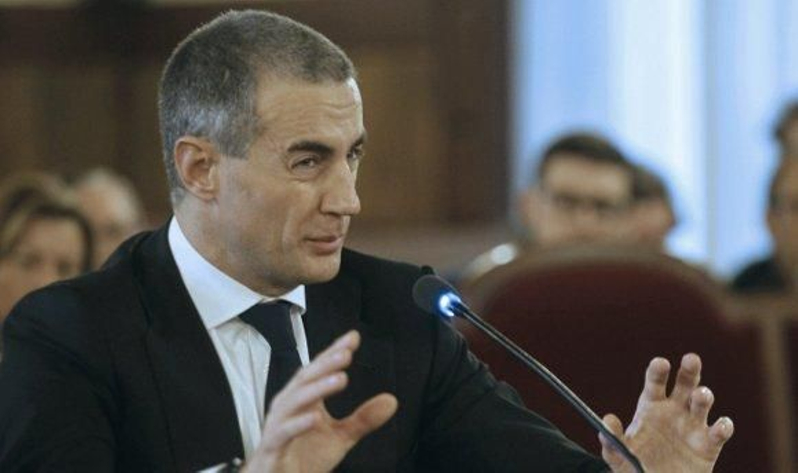 Costa aporta una prueba del pago de trajes y Crespo niega los regalos