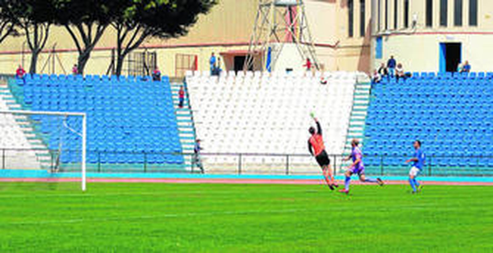 Migue Montes realiza una vaselina ante Pagola para poner el 1-0.