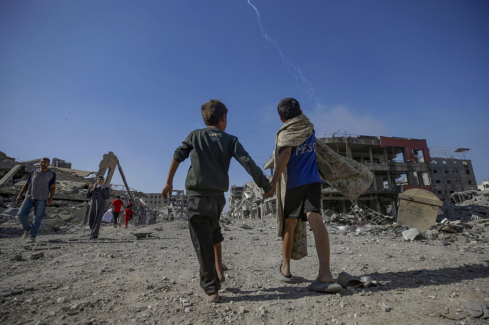 Las imágenes de Gaza tras el alto el fuego: los gazatíes andan entre las ruina de sus ciudades