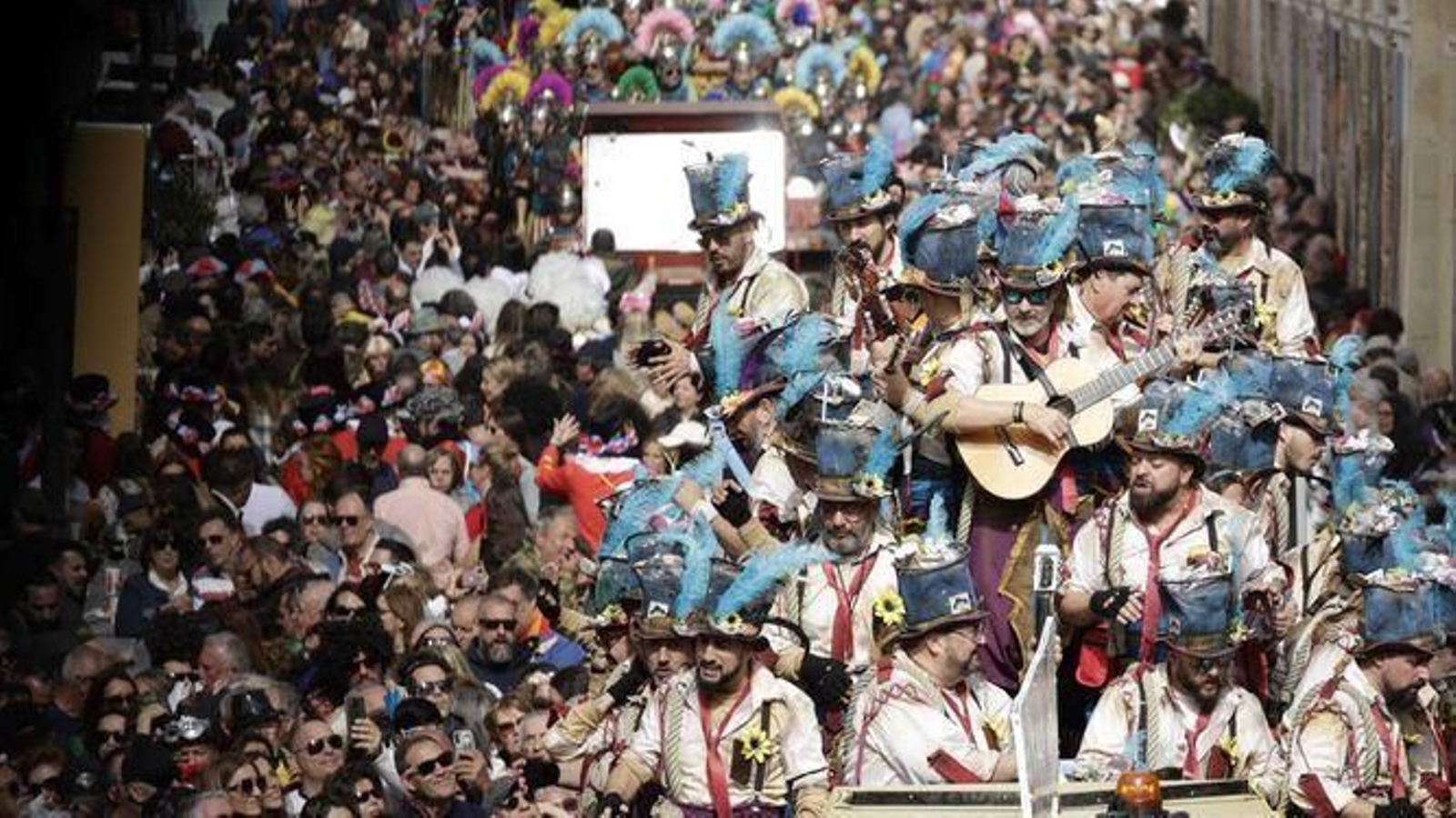 Guía útil del Carnaval de Cádiz 2024: horarios del transporte público, aparcamientos, ubicación de escenarios y aseos públicos