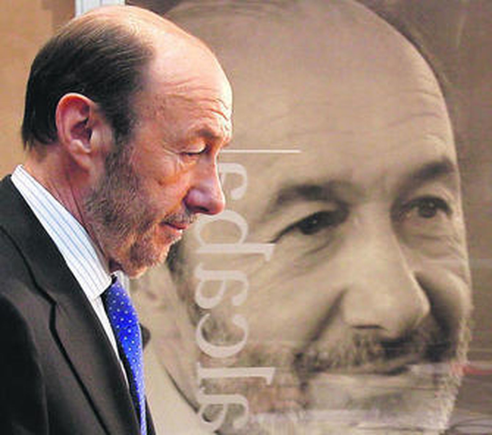 Rubalcaba al llegar ayer a un encuentro con internautas en Madrid.