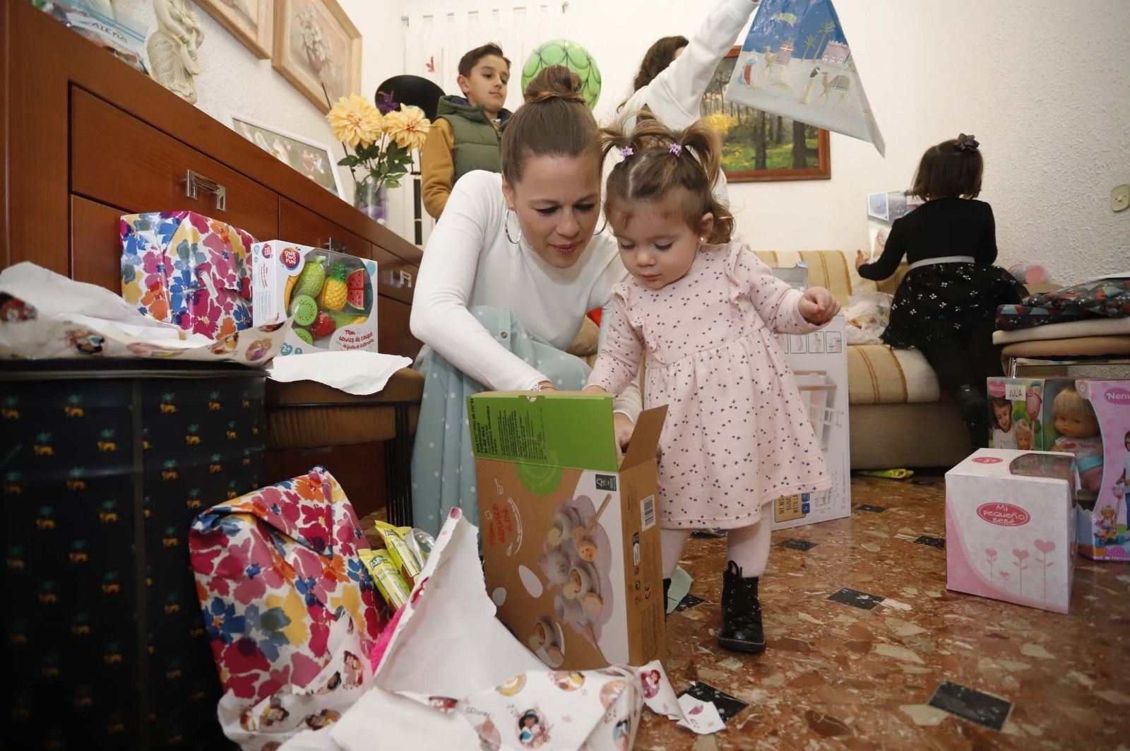Imágenes de la mañana de ilusión en los hogares de Huelva