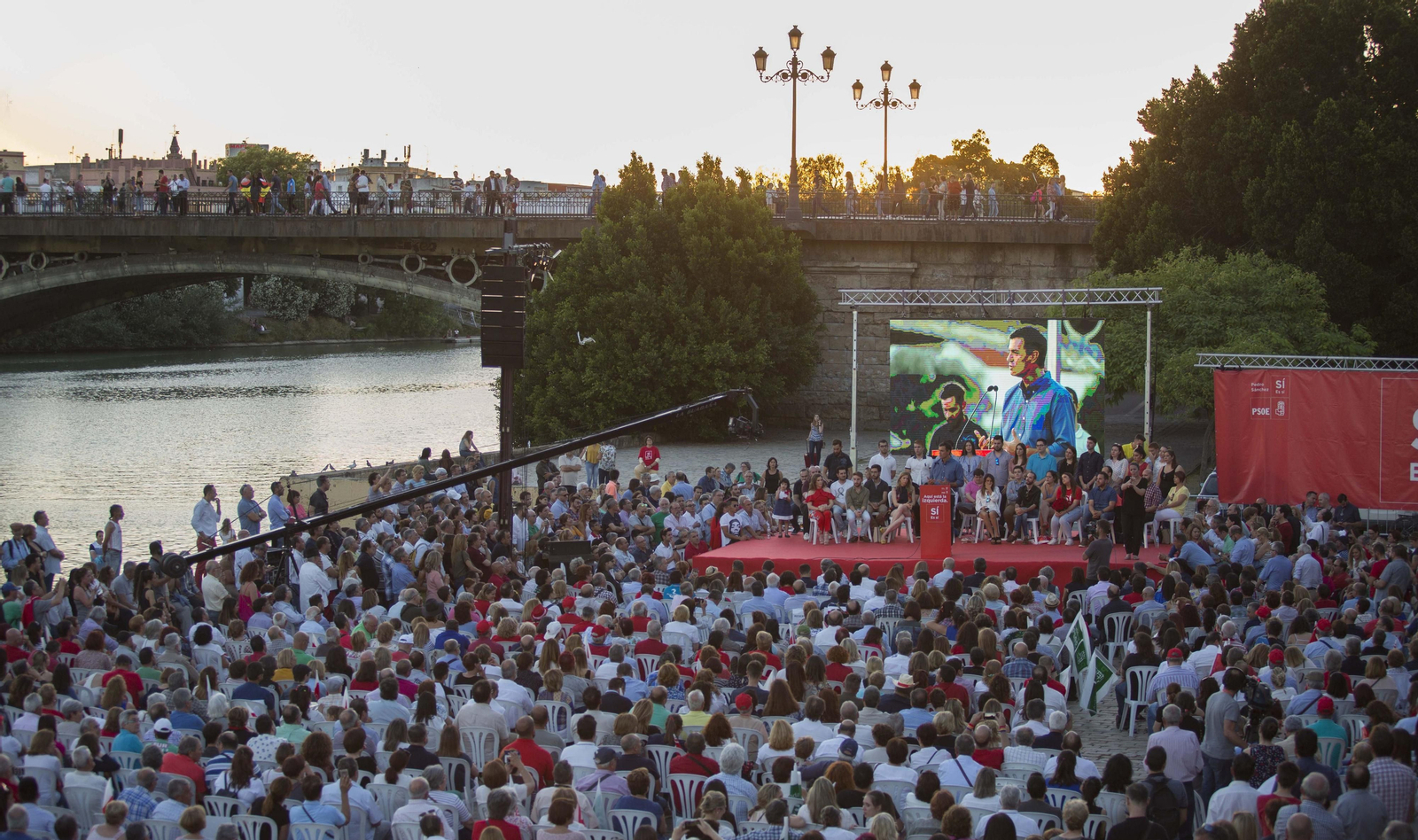 El acto de campaña de Pedro Sánchez en Sevilla, en imágenes