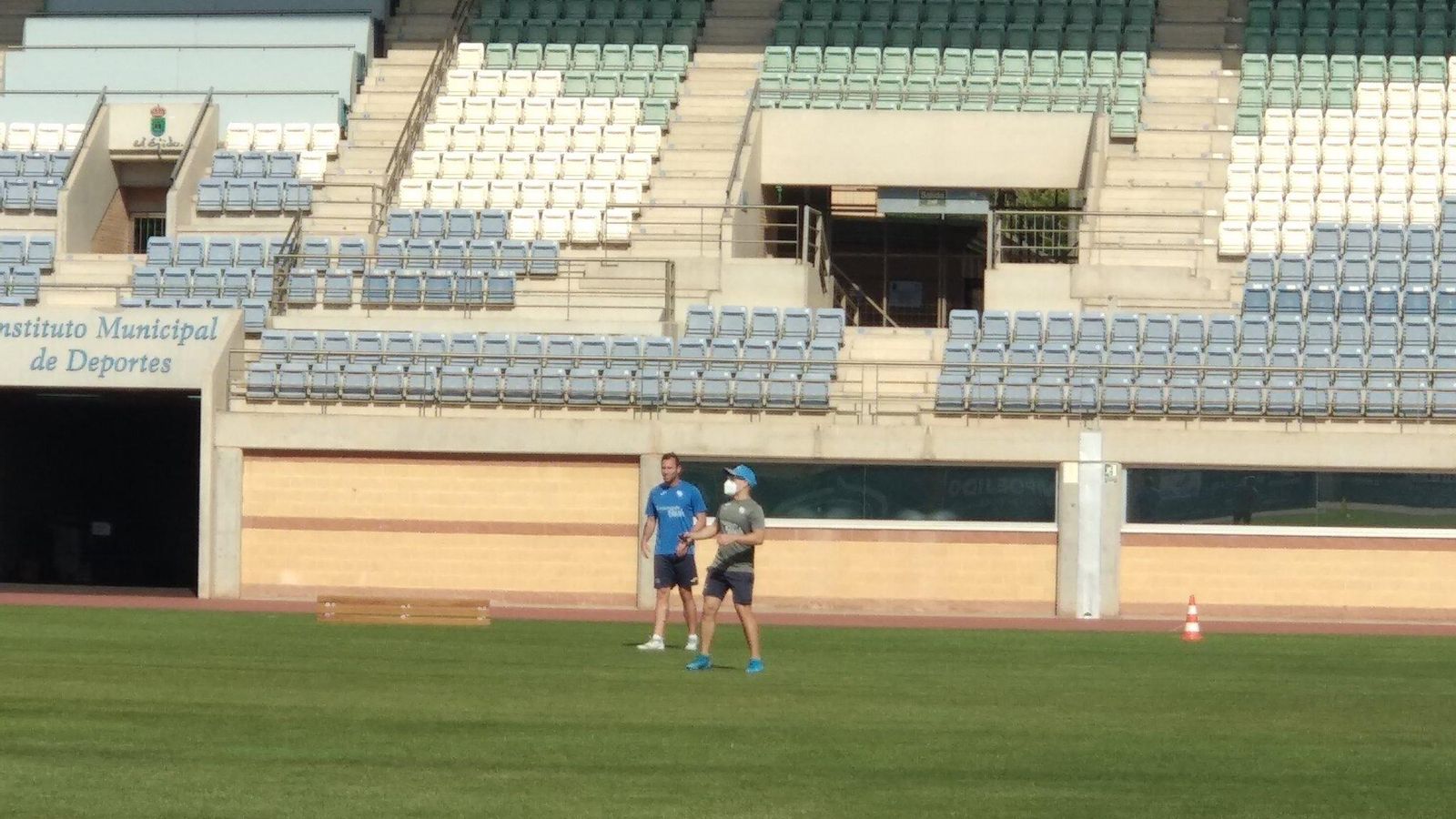 Los técnicos guardaron diez metros de distancia con los futbolistas.